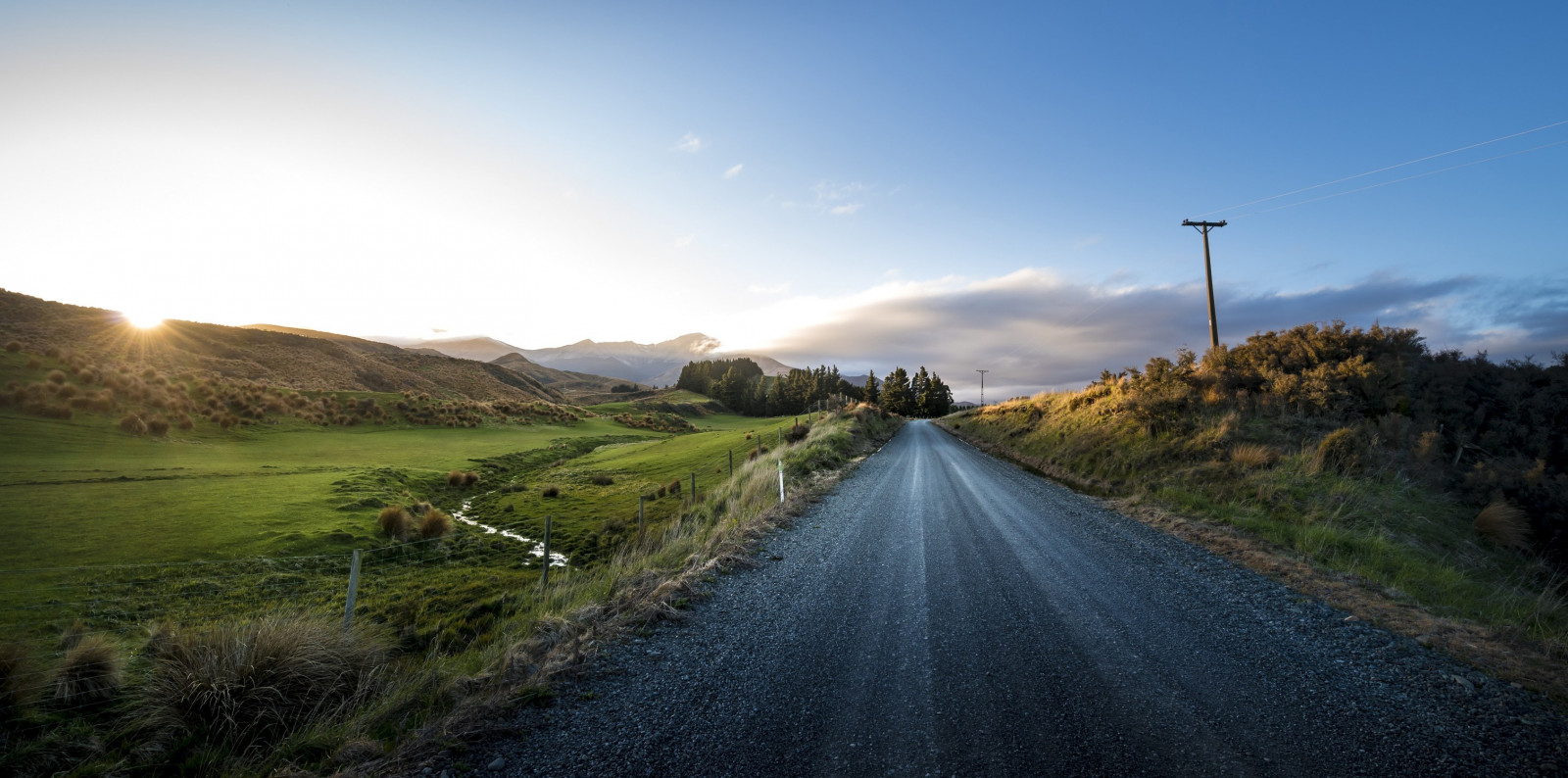 แสงแดด, แนวนอน, เนินเขา, ธรรมชาติ, หญ้า, ท้องฟ้า, ฟิลด์, ถนน, เมฆ, พระอาทิตย์ขึ้น, ตอนเย็น, เช้า, หมอก, ดวงอาทิตย์, ถนนสกปรก, ขอบฟ้า, หุบเขา, ผ่านภูเขา, รั้ว, ทางหลวง, พลบค่ำ, ที่ราบสูง, โครงสร้างพื้นฐาน, เมฆ, ภูเขา, รุ่งอรุณ, ทุ่งหญ้า, เขตชนบท, ปรากฏการณ์บรรยากาศ, ลักษณะภูมิประเทศที่เป็นภูเขา, เทือกเขา, road trip, 3020x1500 px