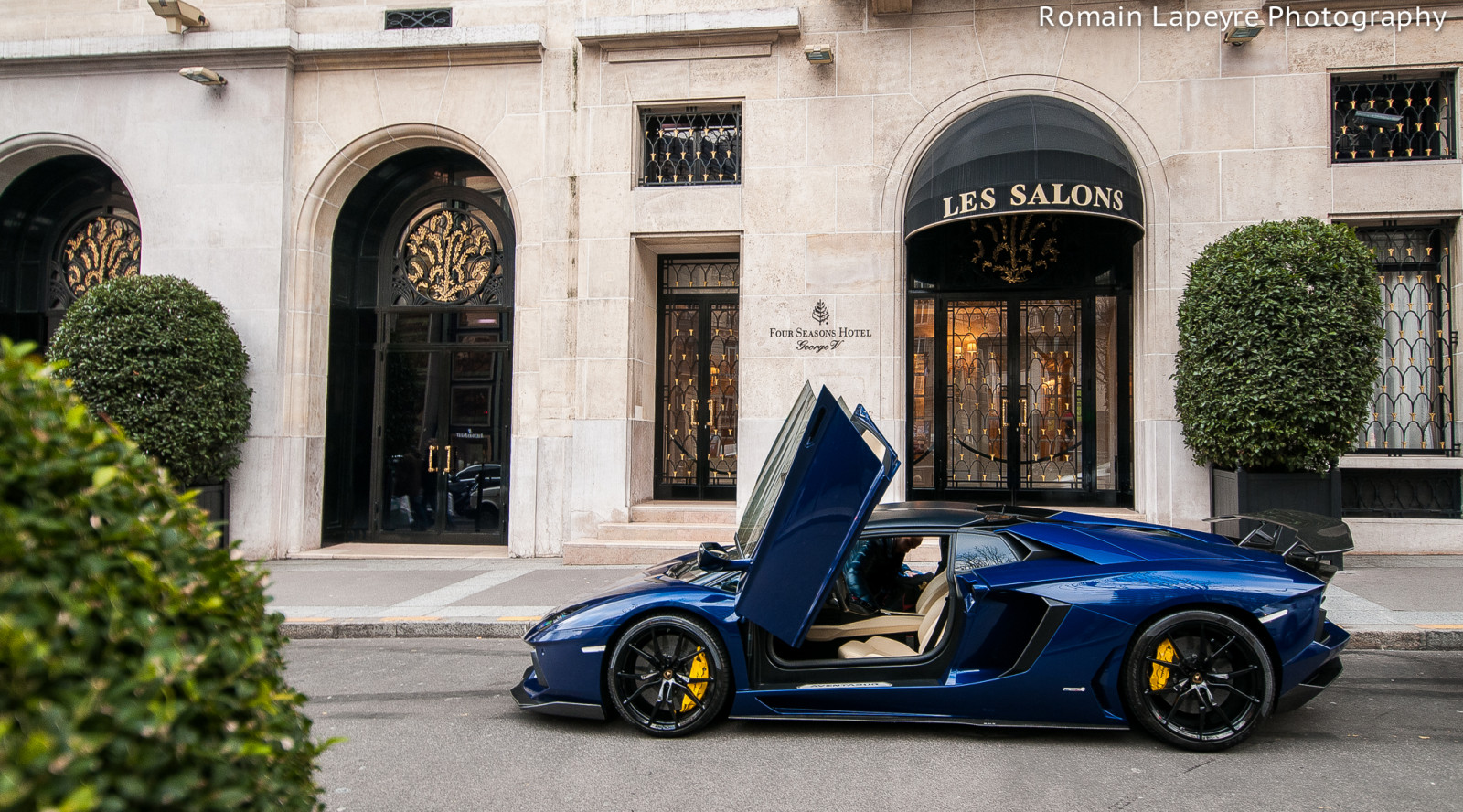 ulice, auto, budova, vozidlo, silnice, Dům, modrý, Lamborghini, Lamborghini Aventador, Nikon, sportovní auto, Roadster, výkon auta, DMC, dokonalost, limuzína, Italia, kolo, okraj, superauto, sportovní auto, v12, Aventador, lp700, pozemní vozidla, automobilového designu, automobilový exteriér, luxusní vůz, agresivní, Dooru, automotive wheel system