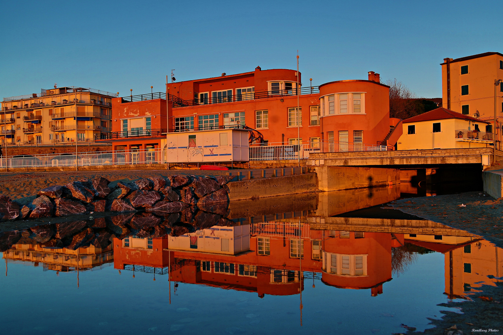 Hintergrundbilder Boot Sonnenuntergang Meer Italien Betrachtung Fahrzeug Strand Fluss Hafen Transport Ligurien Mittelmeer Industrie Spiegelung Wasserweg Guterverkehr Flus Levanto Strandpromenade Casinomunicipaledilevanto