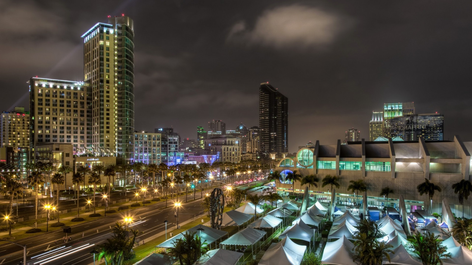 1920x1080 px, architektura, budova, Kalifornie, město, panoráma města, mraky, krajina, světlo stezky, světla, dlouhé expozice, moderní, noc, palmy, San Diego, sochařství, mrakodrap, ulice, stany, Spojené státy americké