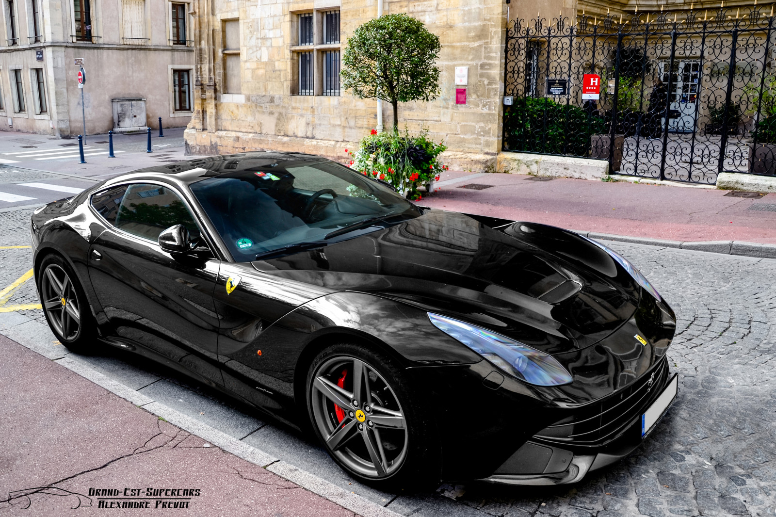 sort, sport, gade, bil, køretøj, vej, superbiler, Frankrig, sportsvogn, transportere, coupe, rute, voiture, ydeevne bil, parkering, Ferrari California, eksotisk, Sedan, hjul, biler, auto, rejse sig, automobil, kant, superbil, berline, europæisk, worldcars, 54, automotive, eksotiske, luxe, jord køretøj, bildesign, automotive exterior, racerbil, luksus køretøj, kompakt bil, motor køretøj, muskel bil, midten størrelse bil, ges, auto del, lorraine, ferrari 599 GTB fiorano, 54000, d placering, grandestsupercars, Meurthe-et-Moselle, bilindustrien belysning, Ferraris, automotive wheel system