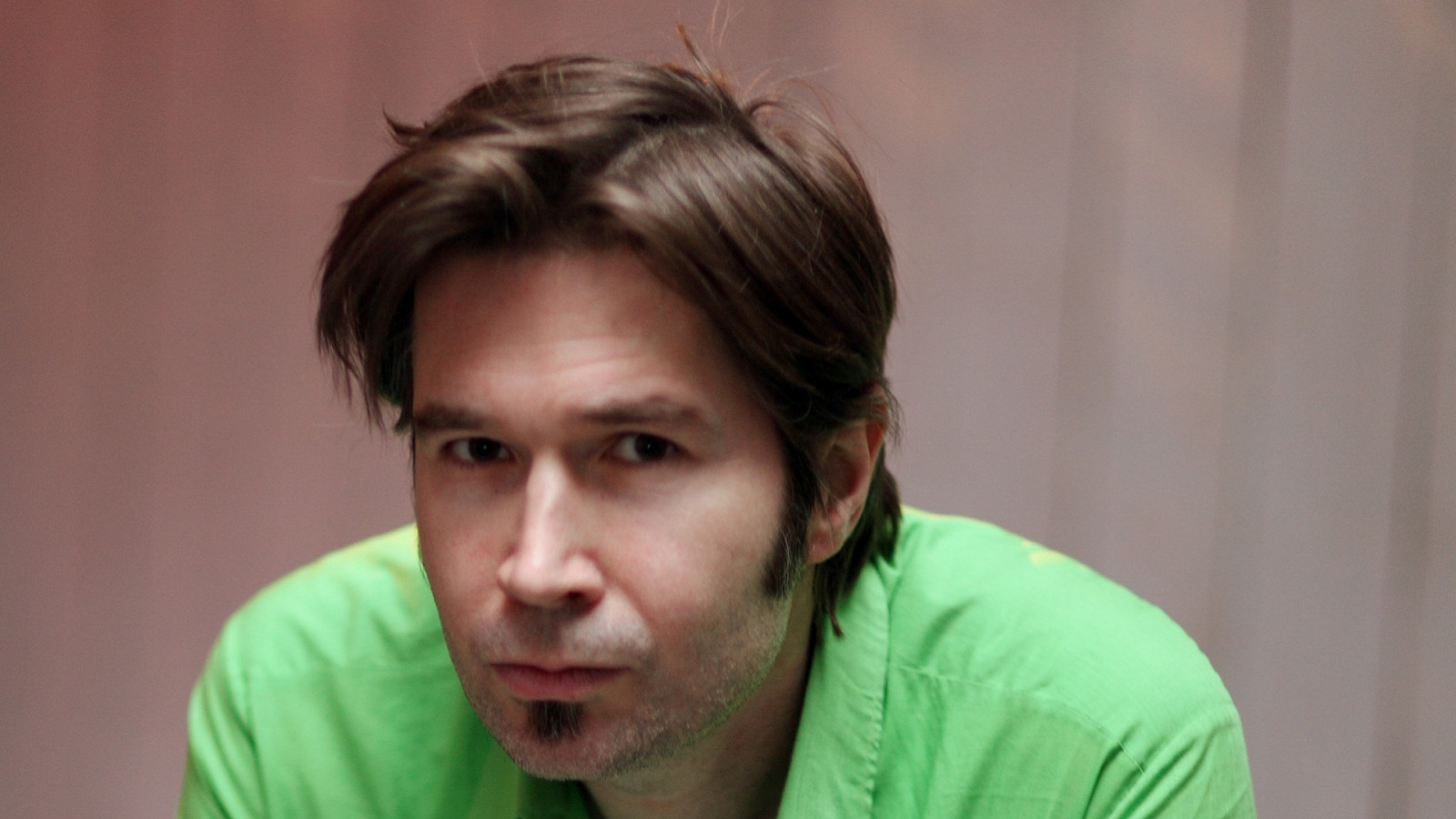 ใบหน้า, ดวงตา, เสื้อ, ผม, จมูก, ยิ้ม, สนุก, มนุษย์, คอ, ทรงผม, แก้ม, คาง, ผมใบหน้า, หน้าผาก, ตัดผม, ขนแปรง, Justin currie