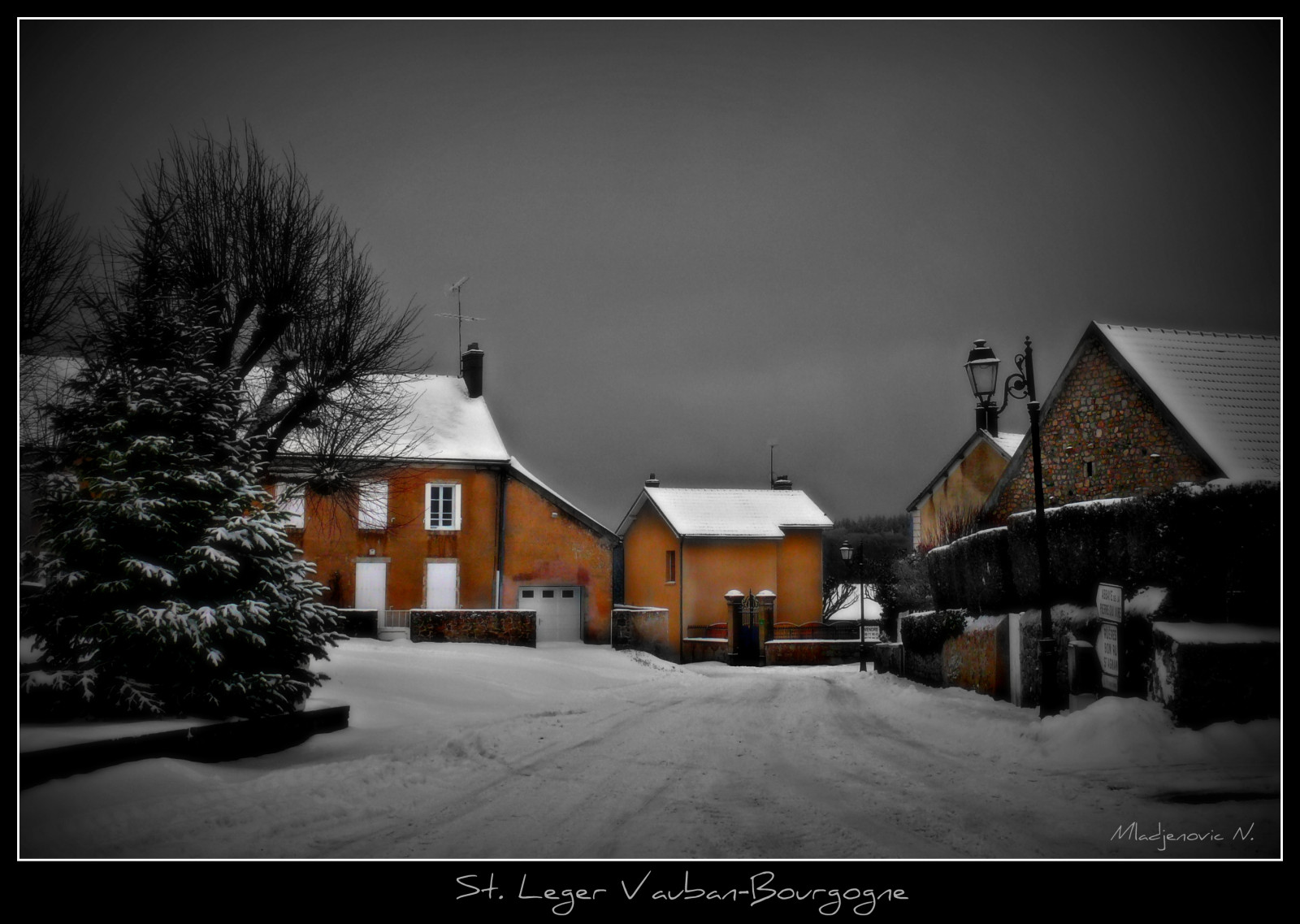 paesaggio, monocromo, finestra, notte, architettura, costruzione, cielo, all'aperto, la neve, inverno, fotografia, casa, villaggio, sera, mattina, nebbia, cittadina, atmosfera, Francia, Congelamento, Panasonic, Vauban, leggero, nube, albero, digitale, casa, oscurità, hiver, lumix, mygearandmepremium, mygearandmebronze, mygearandmesilver, mygearandmegold, mygearandmeplatinum, sobborgo, facciata, Bourgogne, zima, Campagne, bianco e nero, fotografia in bianco e nero, Zona residenziale, FZ50, Borgogna, fenomeno, selectivecoloring, yonne, Svetlost, Mladjenovic, morvan, sneg