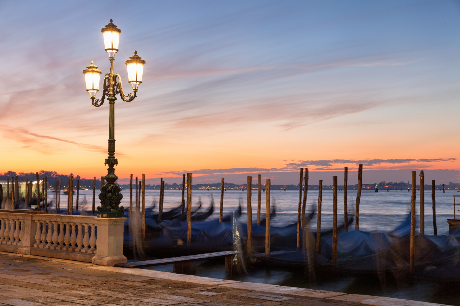 pouliční osvětlení, západ slunce, moře, Itálie, voda, pobřeží, odraz, nebe, Benátky, svítání, uklidnit, večer, ráno, pobřeží, svítilna, horizont, ostrov, molo, Evropa, dok, soumrak, 2014, longexposure, mrak, svítání, oceán, osvětlení, fav100, fav10, fav50, fav25, 27, svítidlo, gondola, Cool2, uncool7, Muck
