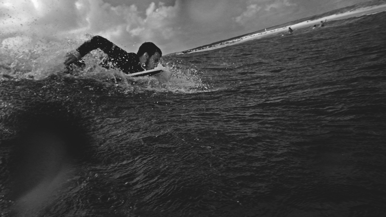 oceán, cestovat, podzim, stín, moře, lidé, tělesné, bílý, Dovolená, Černá, pláž, sportovní, mokrý, voda, černobílý, počasí, sport, detailní, mraky, plavání, Dánsko, venku, ostrov, fotografování, záliv, pobřeží, mar, fotografie, Černá bílá, pobřeží, kapky, boj, přítel, meer, wasser, Surfovat, vlny, stíny, Napájení, vítr, zakalený, tělo, deska, extrémní, Severní, pobřeží, dramatický, mraky, vlna, soutěž, bitva, surfování, sprej, dobrodružství, konflikt, SW, koupání, útes, jednoduchý, silný, tahání, weiss, Schatten, schwarz, breaker, neopren, rozbíjení, vlhký, srážka, bodyboard, wellenreiten, Blavand, načasování, oceán