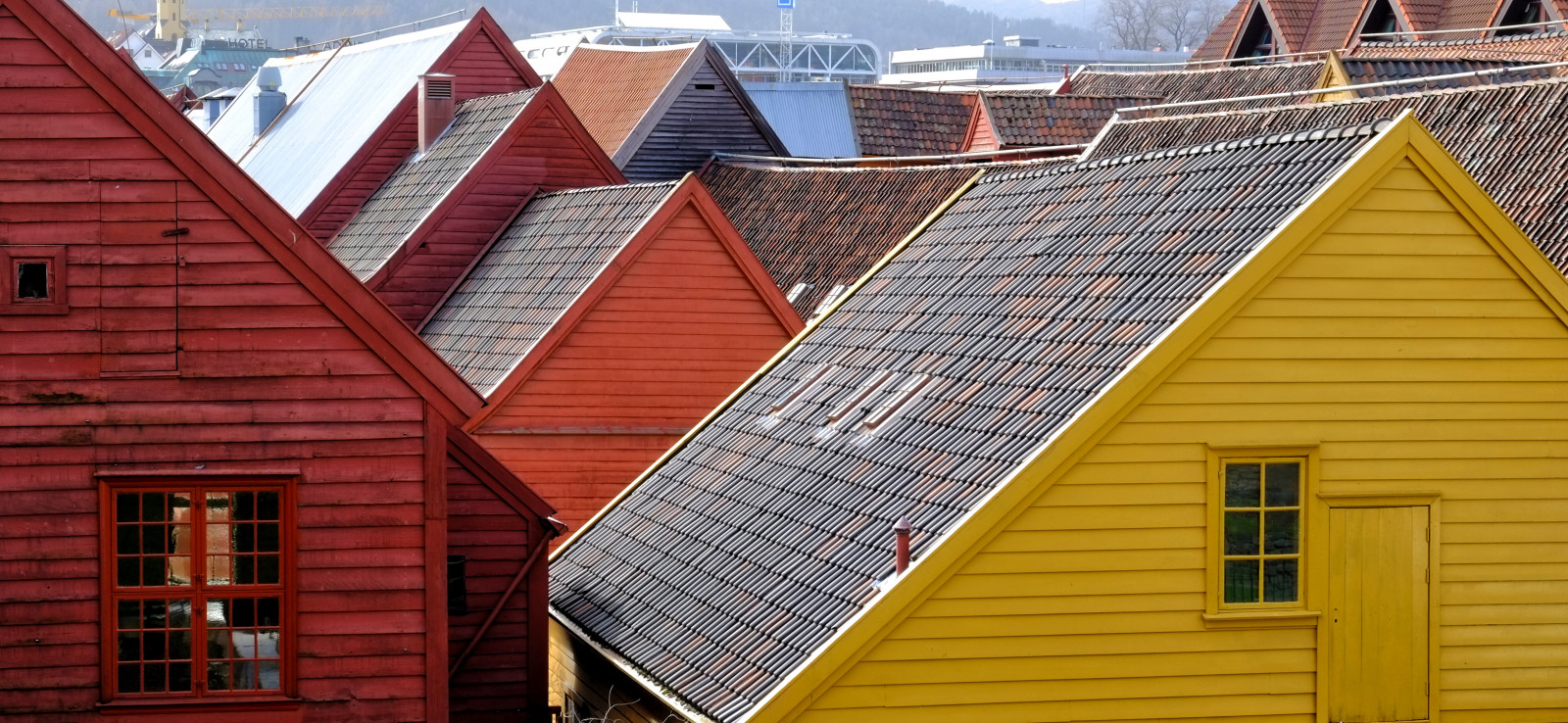 tag, hus, hjem, sidespor, himmel, bygning, facade, træ, boligområde, dagslys, murværk, ejendom, vindue, udendørs struktur, vinkel, roofer, elevation, Mursten, symmetri