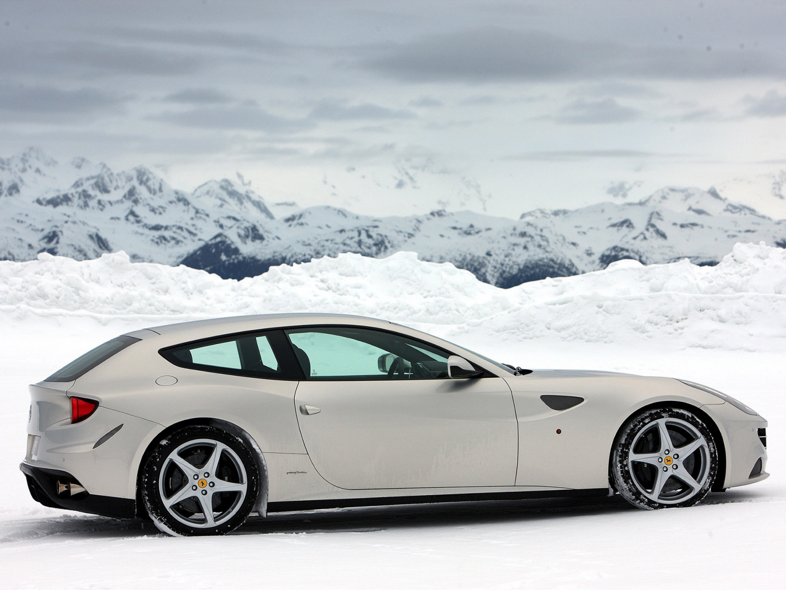 auto, vozidlo, sportovní auto, Ferrari, Maserati, výkon auta, limuzína, Maserati GranTurismo, 2012, netcarshow, netcar, obrázky vozidel, photo auto, FF, kolo, superauto, pozemní vozidla, automobilového designu, automobilový exteriér, automobil make, luxusní vůz, osobní luxusní automobil, výkonné auto