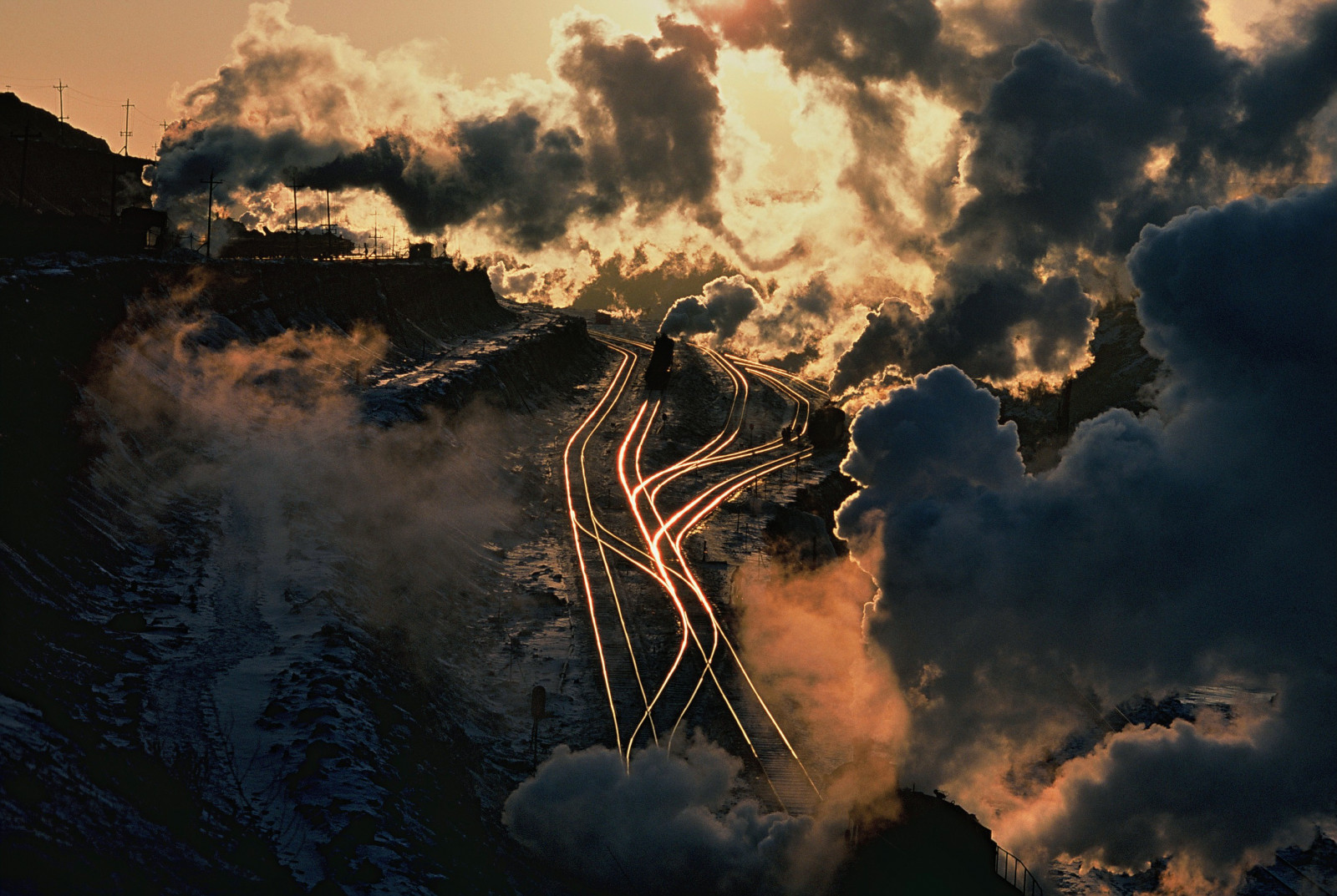 luce del sole, paesaggio, tramonto, Cina, acqua, cielo, inverno, lanciare, fumo, treno, ferrovia, Terra, ramo, calma, sera, mattina, Torre, orizzonte, atmosfera, crepuscolo, lavoro, locomotiva, Nord, fossa, nube, Aperto, albero, vapore, tramonto, alba, pianta, est, tren, oscurità, Provincia, lok, lavoratore, carbone, bei, Popoli, Bacino, repubblica, classe, trazione, industria, sfondo del computer, atmosfera della terra, fenomeno geologico, fenomeno meteorologico, cumulo, fenomeno, Dampf, Werk, jalainur, Nei, mongolo, sy, vapeur, Ferrocarril, chionoise, Stroom, vapore, Volksrepublik, Carburazione, stock photography