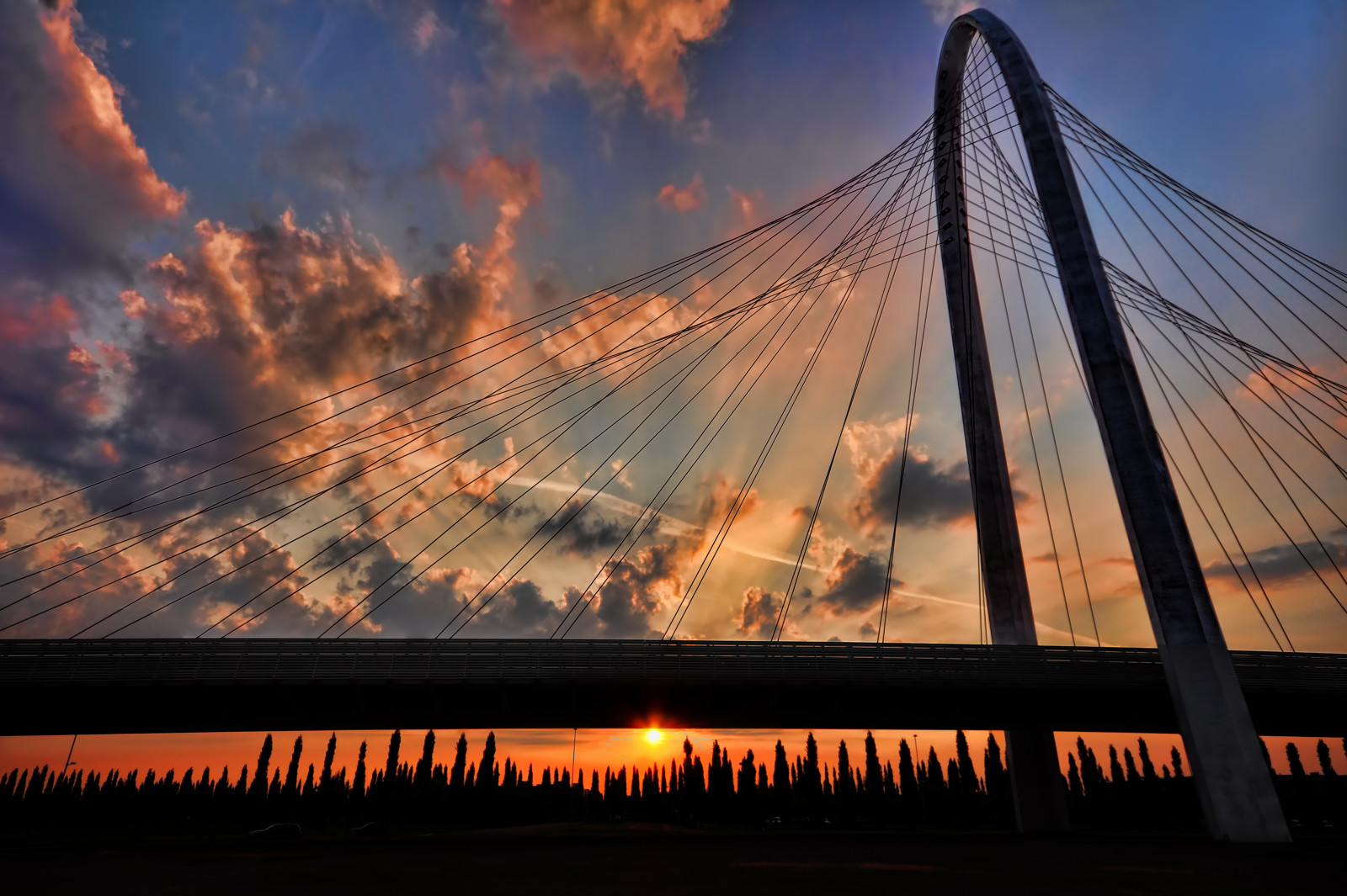 sollys, lys, solnedgang, bybilledet, Italien, nat, arkitektur, afspejling, himmel, solopgang, aften, morgen, bro, moderne, horisont, atmosfære, Nikon, hovedvej, skumring, Kabel, nocturne, Emilia, Nord, Nord, Santiago, lys, Sky, daggry, belyst, udforske, Italia, arkitekt, ponte, d90, Gettyimages, neimon2, Calatrava, Romagna, top20bridges, opholdt sig, Reggio, Sospeso, nellemilia, strallato