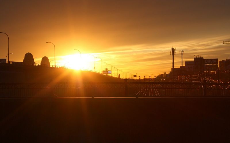 slunečnímu záření, západ slunce, město, ulice, panoráma města, noc slunečnímu záření, západ slunce, město, ulice, panoráma města, noc