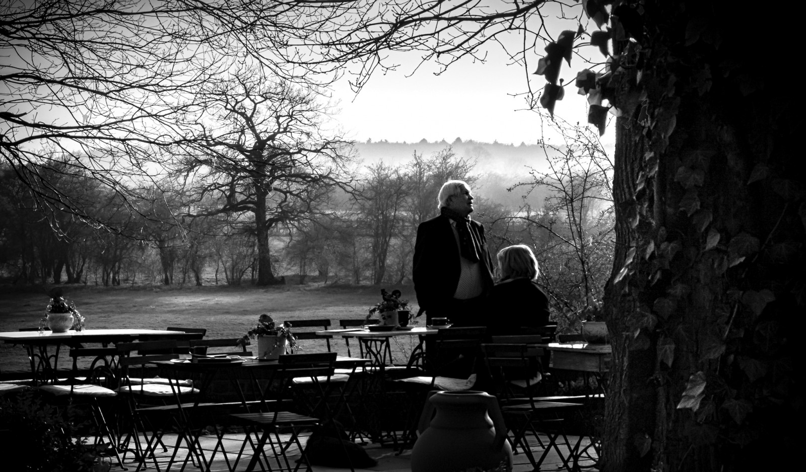Sonnenlicht, Landschaft, Menschen, Weiß, schwarz, einfarbig, Straße, Nacht-, Wasser, Natur, Betrachtung, Himmel, Schatten, Fotografie, Silhouette, Ast, Gentleman, Abend, Morgen, Nebel, Atmosphäre, Stehen, Mitternacht, Fujifilm, Ländlichen, Licht, Schwarz und weiß, Szene, Baum, Pflanze, Bw, Mann, Landschaft, Straßenleben, Foto, Cafe, Fuji, Dunkelheit, Strassenfotografie, Gesellschaft, offen, Schnappschuss, Ältere, Zielen und schiessen, Schwarz und weiß, Monochrome fotografie, Film Noir, Holzige Pflanze, Stillleben Fotografie, X20, Phänomen, 28mm112mm, stock photography
