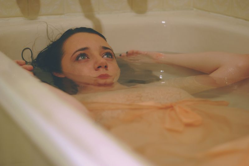 ogen,water,bad,handen,zwart haar,het baden