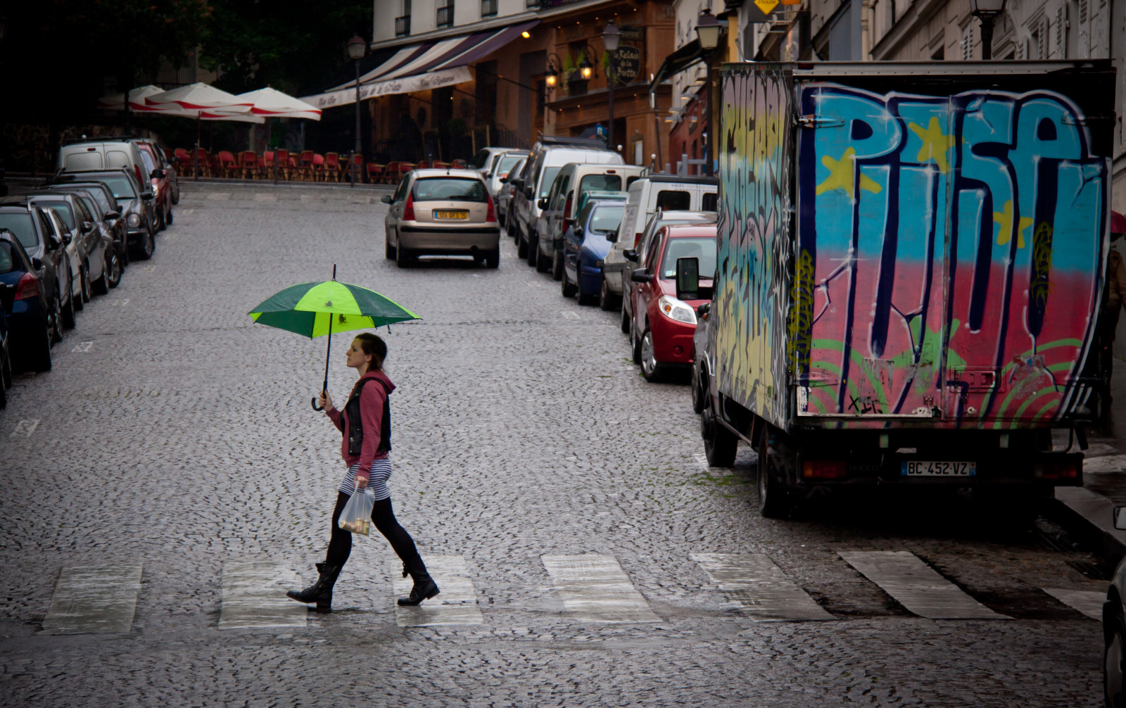 silnice, ulice, infrastruktura, urban area, veřejný prostor, auto, pěší, město, pruh, vozidlo, město, déšť, alej, chodník, pouliční umění, asfalt