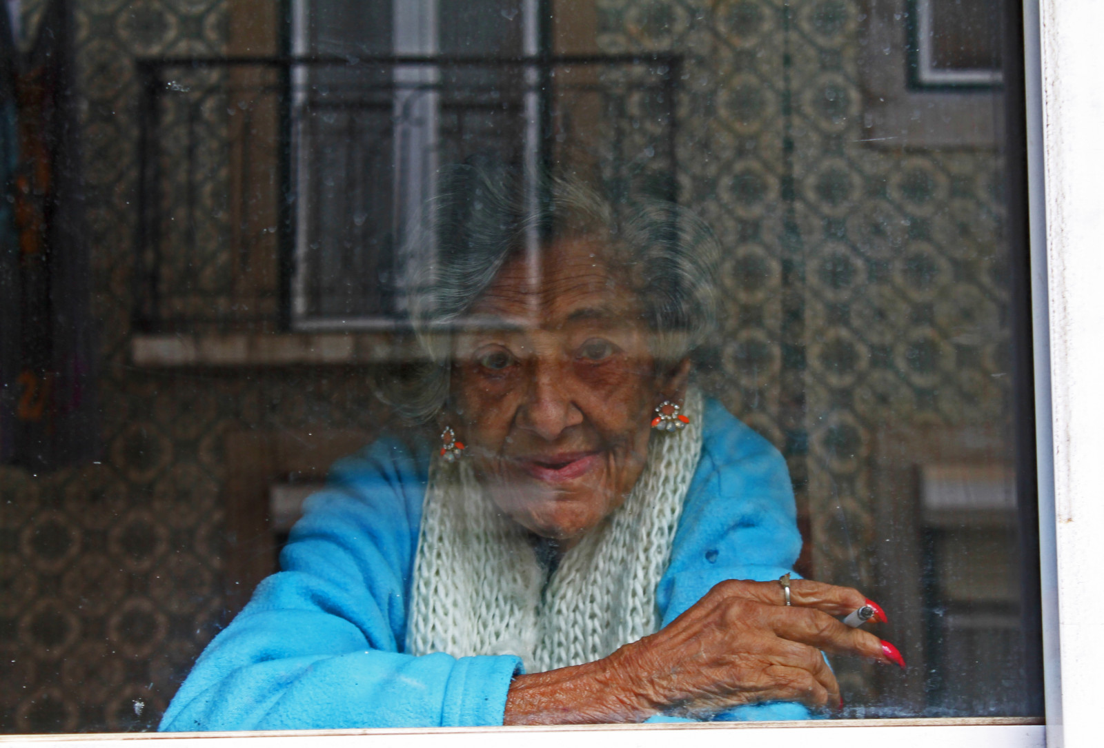 ulice, město, modrý, světlo, portrét, lidé, městský, žena, bílý, odraz, roztomilý, Portugalsko, okno, dívka, krása, náušnice, dívej se, čáry, složení, šátek, Kánon, vinobraní, temný, Osoba, rozmazaný, půvab, oči, ruce, schodiště, poezie, grafický, emoce, babička, výraz, lisboa, cigareta, upřímný, prsty, městský život, streetphotography, řeč těla, atmosféra, krytý, kýč, poetický, čerstvý, retro, kouření, přístup, identita, hřebíky, člověk, portrétování, indie, expresivní, stará žena, zasněný, gesto, klenoty, Filmové, upřený, starý věk, emotivní, intimita, urbanscape, Lisabon, nezávislá, urbanphotography, candidportrait, canonphotography, youngphotographer, womanportrait, frenchphotographer, womanphotographer, Disturbia