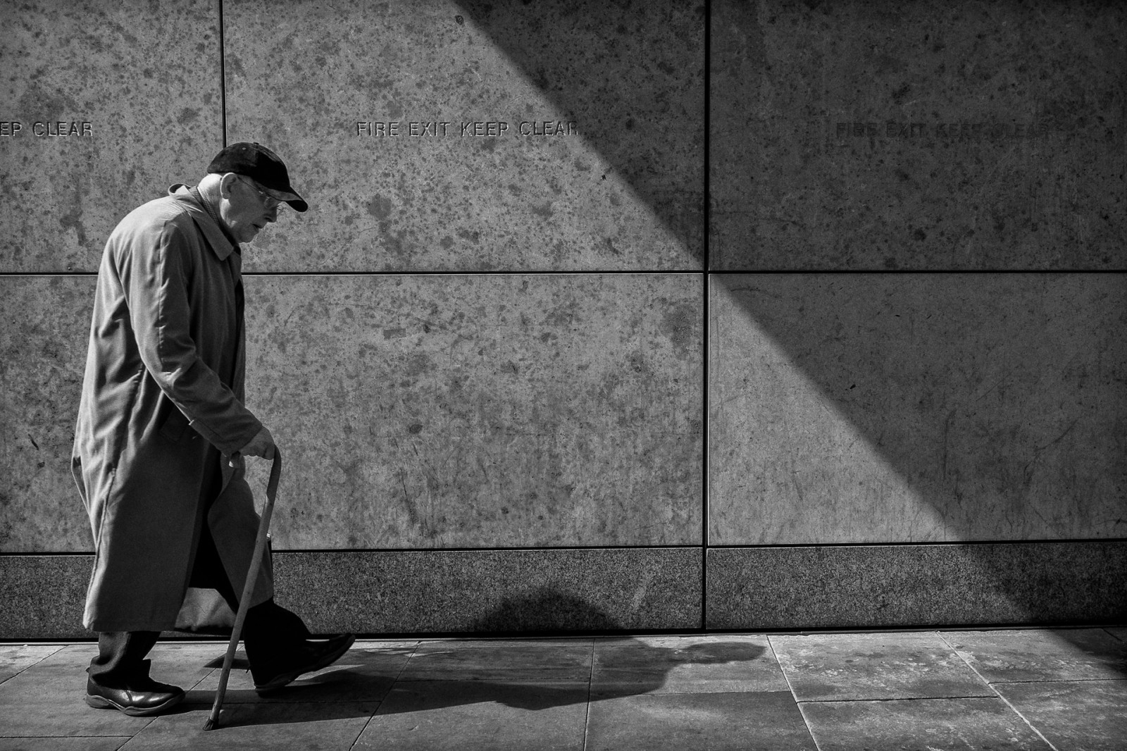 upřímný, Manchester, peterbartlett, Černý a bílý, město, čepice, lunaphoto, M43, muž, microfourthirds, černobílý, niksilverefex, olympusomdem5, lidé, lepit, streetphotography, Spojené království, Spojené království, městský, urbanarte, chůze, stěna, prozkoumal