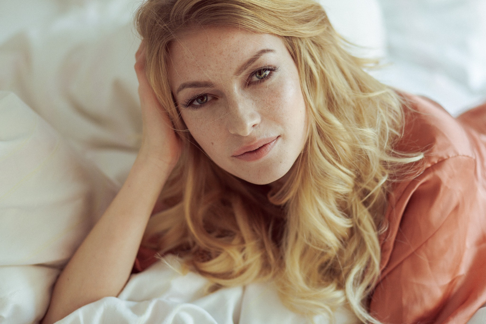 viso, donne, modello, ritratto, bionda, capelli lunghi, guardando spettatore, fotografia, sdraiato sul fronte, capelli, Persona, pelle, capo, top model, ragazza, bellezza, occhio, signora, biondo, acconciatura, fotografia di ritratto, servizio fotografico, capelli castani, arte modello, colore dei capelli umani, colorazione dei capelli, capelli rossi, avvicinamento, lentiggine