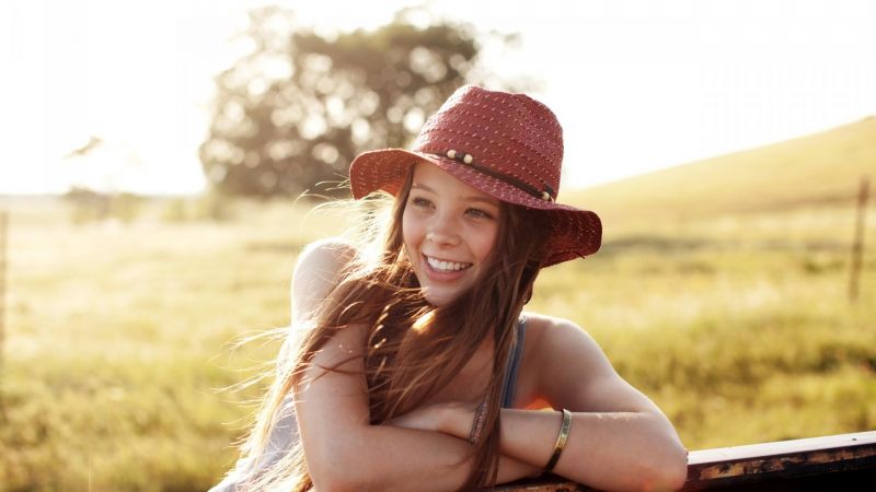 ženy venku, model, portrét, bruneta, čepice, fotografování ženy venku, model, portrét, bruneta, čepice, fotografování