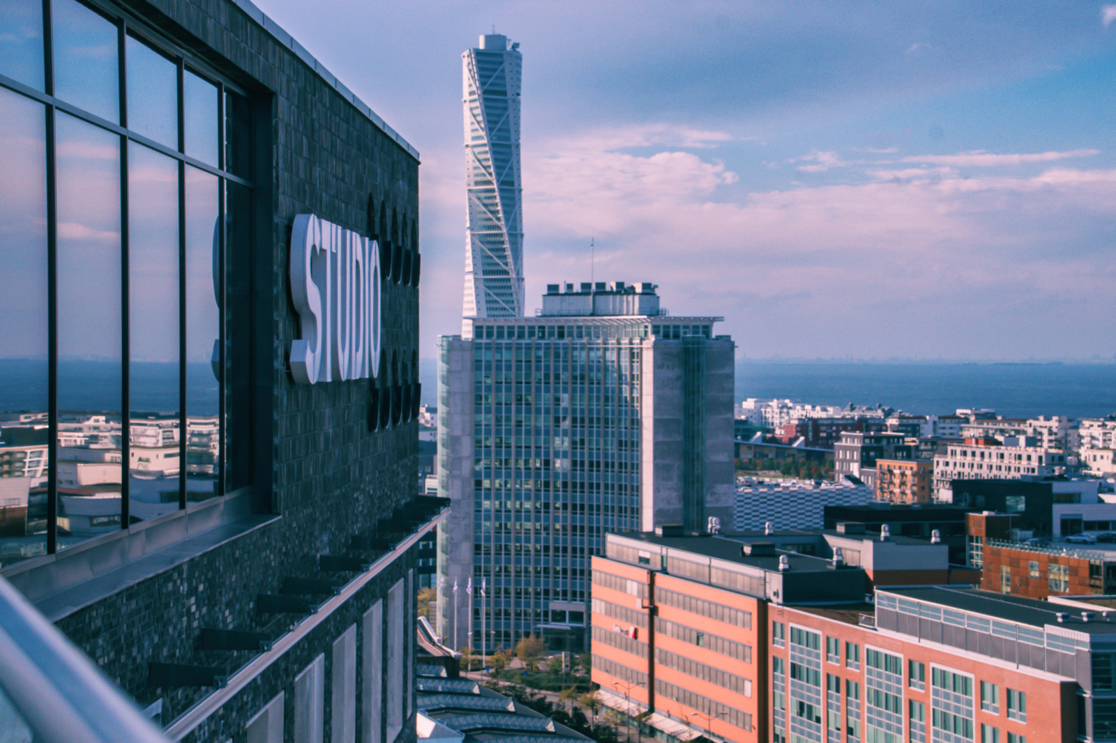 město, panoráma města, architektura, budova, odraz, nebe, mraky, panoráma, mrakodrap, věž, Švédsko, Studio, metropole, Sverige, Utsikt, Malm, centrum, cityview, sk nel n, se, nebe, hj lmarekajen, studiomalm, euorpe, architektura, byggnad, Malmo, mezník, fasáda, hlavní sídlo, urban area, Metropolitní oblast, lidské osídlení, panelový dům