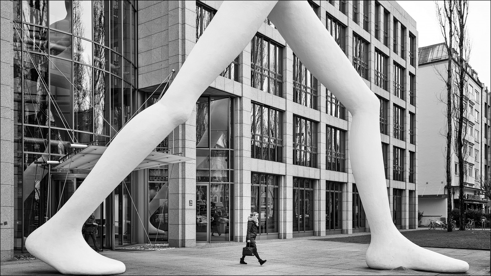ดำ, ขาวดำ, ถนน, อาคาร, การถ่ายภาพ, ประติมากรรม, มิวนิค, บาวาเรีย, ดำและขาว, ต้นไม้, หญิงสาว, ดำขาว, พลัม, ผู้หญิง, นักประติมากรรม, ขา, ฟูจิ, streetphotography, frau, schwarzweiss, Bayern, streetphotographie, รองเท้า, Heinrichplum, xe2, xf1855mm, รองเท้า, ดำและขาว, ถ่ายภาพขาวดำ, ร่างกายมนุษย์, ขนาด, Munchen, คนเดินเล่น, jonathanborofsky, ตะลึง, gr ssenunterschied, ผู้หญิงเดิน, ขามนุษย์