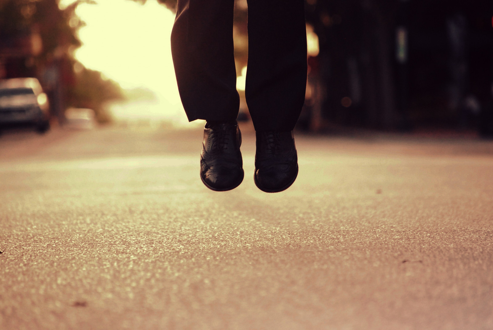 nero, strada, ombra, strada, fotografia, vestito, piedi, scarpe, emozione, vuoto, colore, centro, gdl, mano, gamba, saltare, completo da uomo, calzature, attività commerciale, corpo umano