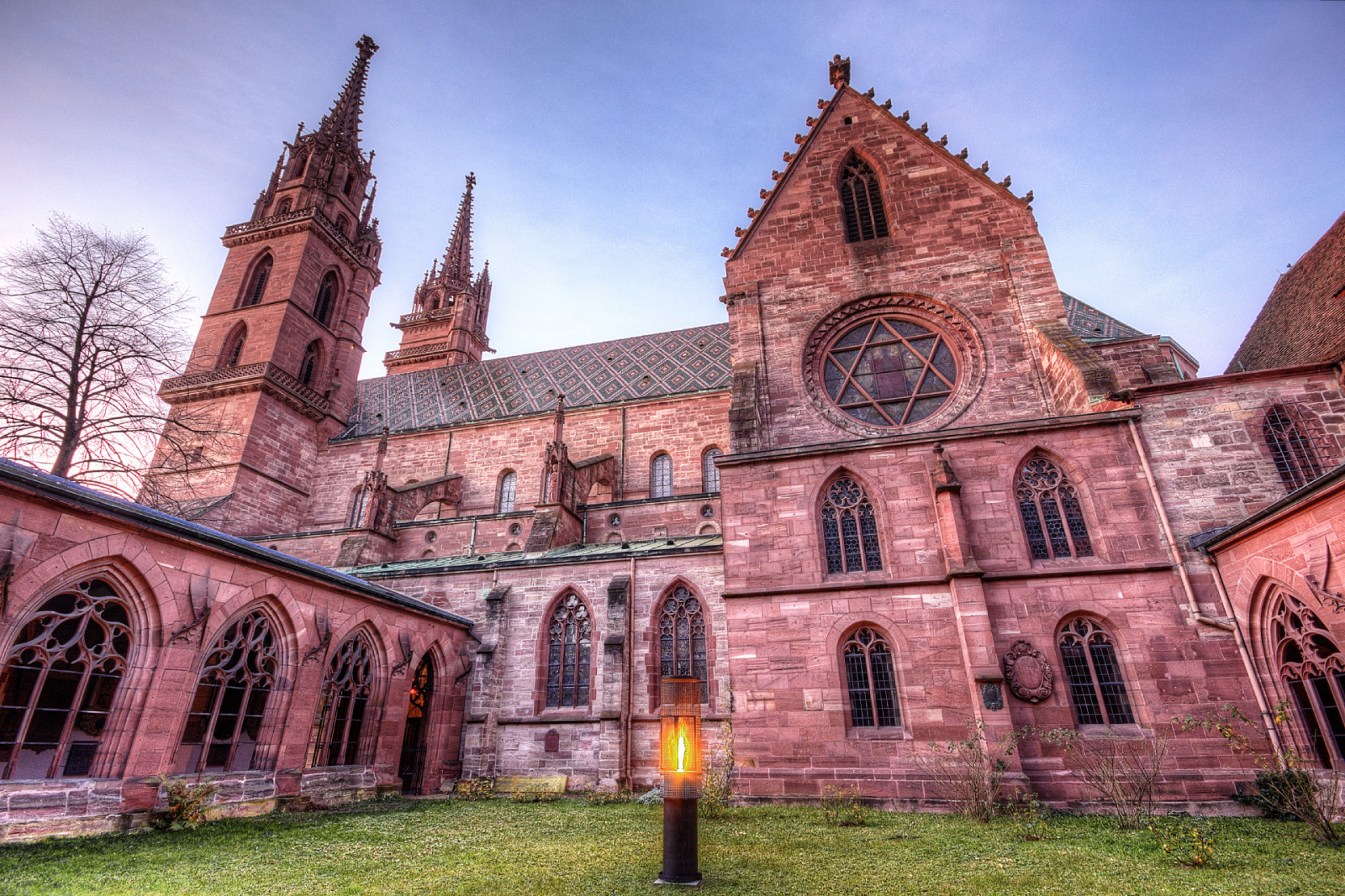 architektura, budova, nebe, dějiny, Kánon, HDR, růže, oblouk, kostel, náboženství, katedrála, klášter, kaple, gotická architektura, spirála, Cihlový, Opatství, majetek, široký úhel, strom, bazilika, eglise, mezník, eos, Photomatix, fasáda, 650D, 1020mm, suisse, 10mm, historické místo, místo uctívání, středověk, vznešený domov, ultragrandangle, kostelní věž, farní, středověká architektura, chudobinec