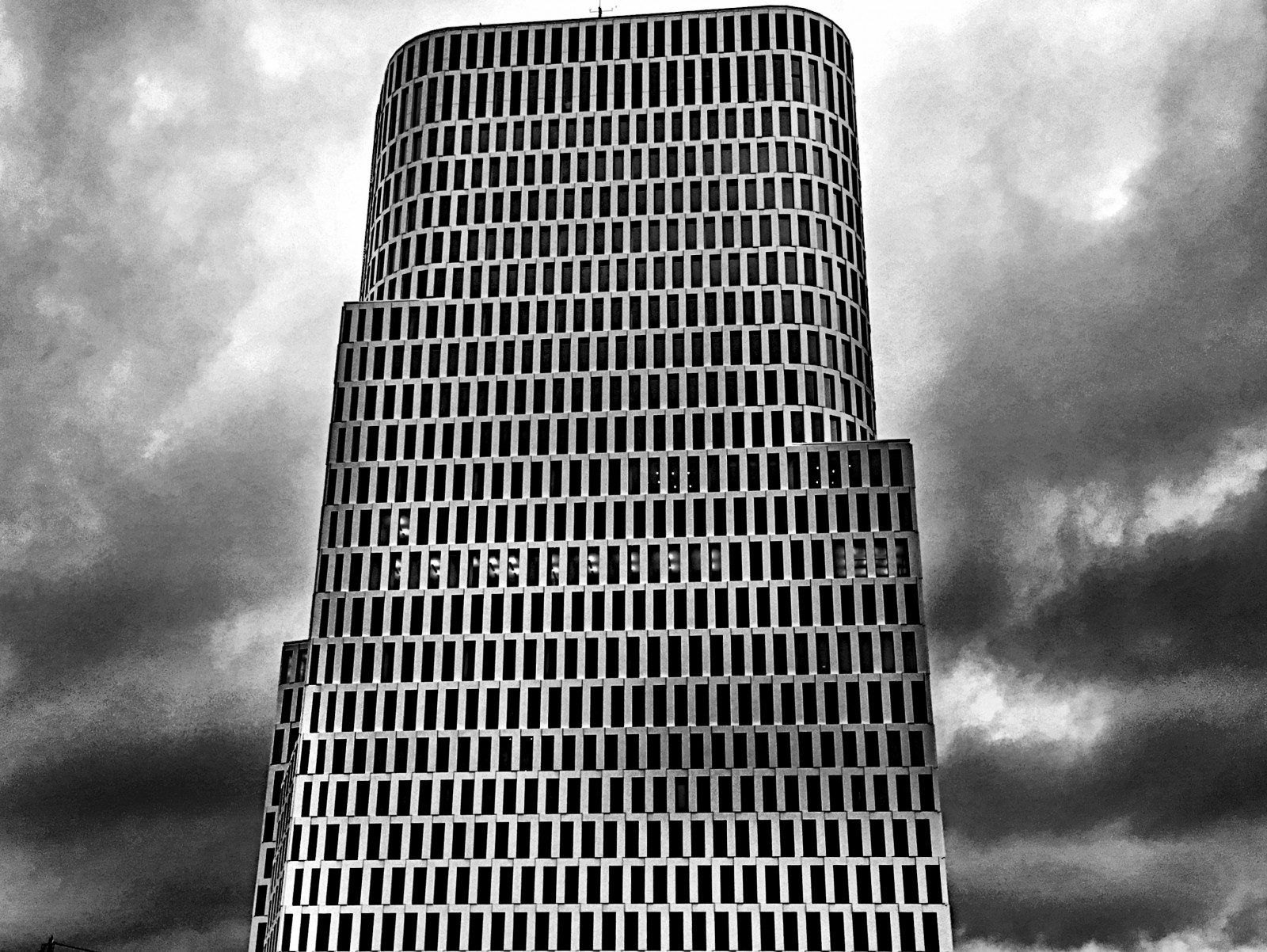 ดำขาว, Wolken, เมฆ, โครงสร้าง, โครงสร้าง, abstrakt, นามธรรม, Linien, เส้น, Hochhaus, Highrise, deutschland, เยอรมนี, เบอร์ลิน, charlottenburg, kantstrase, Turm, หอคอย, atlastower, สุดยอด, himmel, ท้องฟ้า, สวรรค์, symmetrie, สมมาตร, landschaft, แนวนอน, Stadt, เมือง, haus, บ้าน, geb ude, อาคาร, Fenster, หน้าต่าง, ไม้กายสิทธิ์, ผนัง, Rähmen, เฟรม, สถาปนิก, สถาปัตยกรรม, drausen, กลางแจ้ง, st dtisch, เมือง, ausergew hnlich, วิสามัญ, biancoenero, noiretblanc, einfarbig, ขาวดำ, Weis, schwarz, SW, bw, สีขาว, ดำ, anb030, shotoniphone, ภาพประกอบ, iphonography, 6splus, iphone6s, iPhone, แอปเปิ้ล