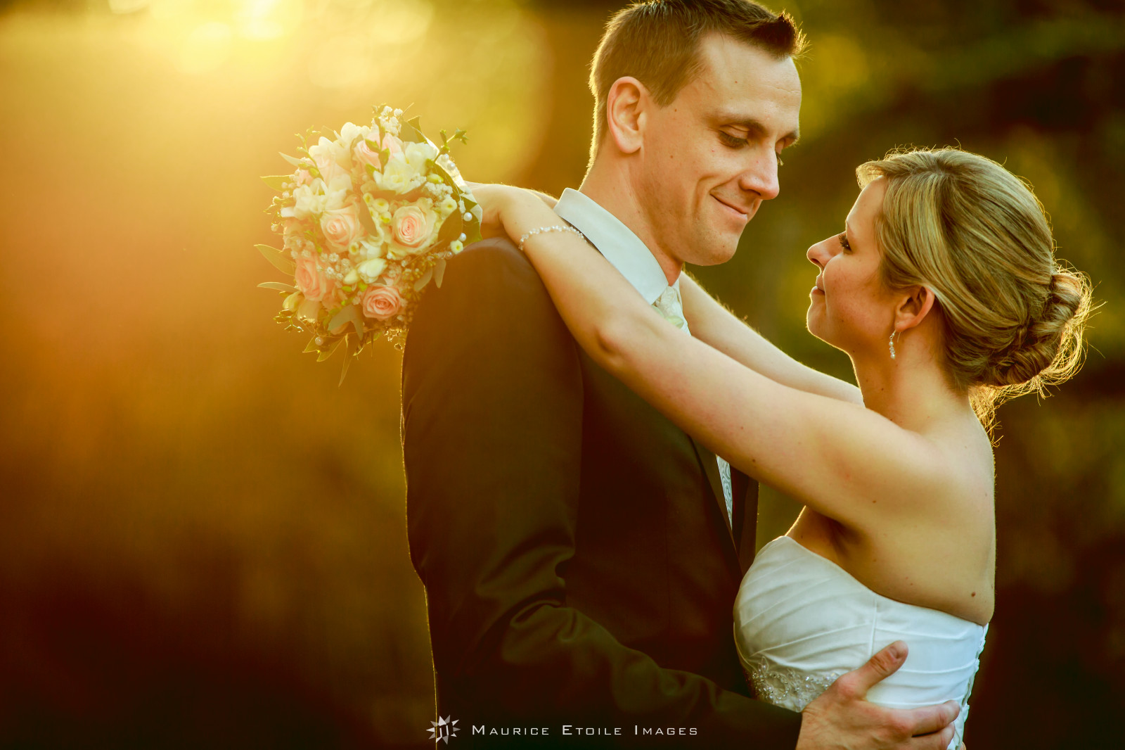 slunečnímu záření, lidé, západ slunce, Příroda, milovat, tráva, park, fotografování, šaty, žlutý, Radost, pár, letní, stojící, Slunný, Evropa, šťastný, štěstí, jaro, jasný, Osoba, mír, manželství, romantický, rodina, citový, událost, romantika, světlo, Krásná, chlapec, den, květ, dva, venkovní, dívka, krása, usměj se, muž, žena, zábava, mimo, spolu, ženský, mladý, svatba, nevěsta, fotografie, kytice, ženich, obejmout, pár, klasický, oblek, manželka, mužský, podíl, vášeň, ženatý, talár, vztah, idyla, počítač tapeta, obřad, střetnutí, svatební cesta, manžel, Svatba, těší, všeobjímající, Lepení, Novomanželé, Romantické, flash photography