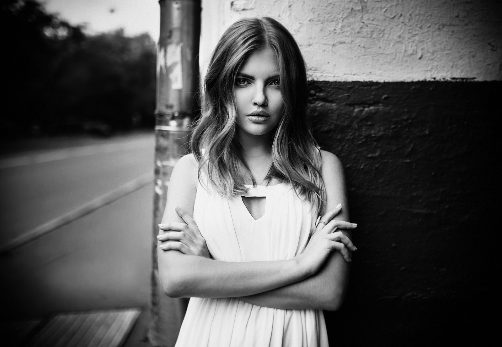 bianca, nero, donne, monocromo, modello, ritratto, capelli lunghi, seduta, fotografia, emozione, Persona, ragazza, bellezza, donna, fotografia, istantanea, bianco e nero, fotografia in bianco e nero, posizioni umani, fotografia di ritratto, servizio fotografico, film noir, capelli castani