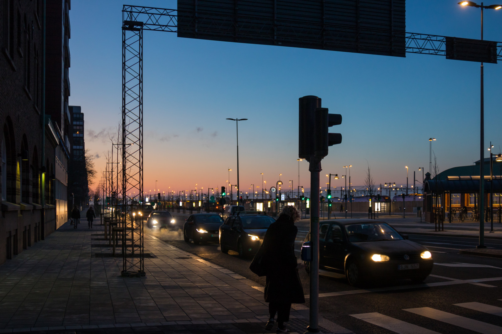 pouliční osvětlení, západ slunce, město, ulice, panoráma města, noc, auto, odraz, silnice, večer, ráno, soumrak, infrastruktura, světlo, centrum, bluehour, osvětlení, gata, stad, Trelleborg, bil, bl timmen, pruh, urban area, Metropolitní oblast, lidské osídlení