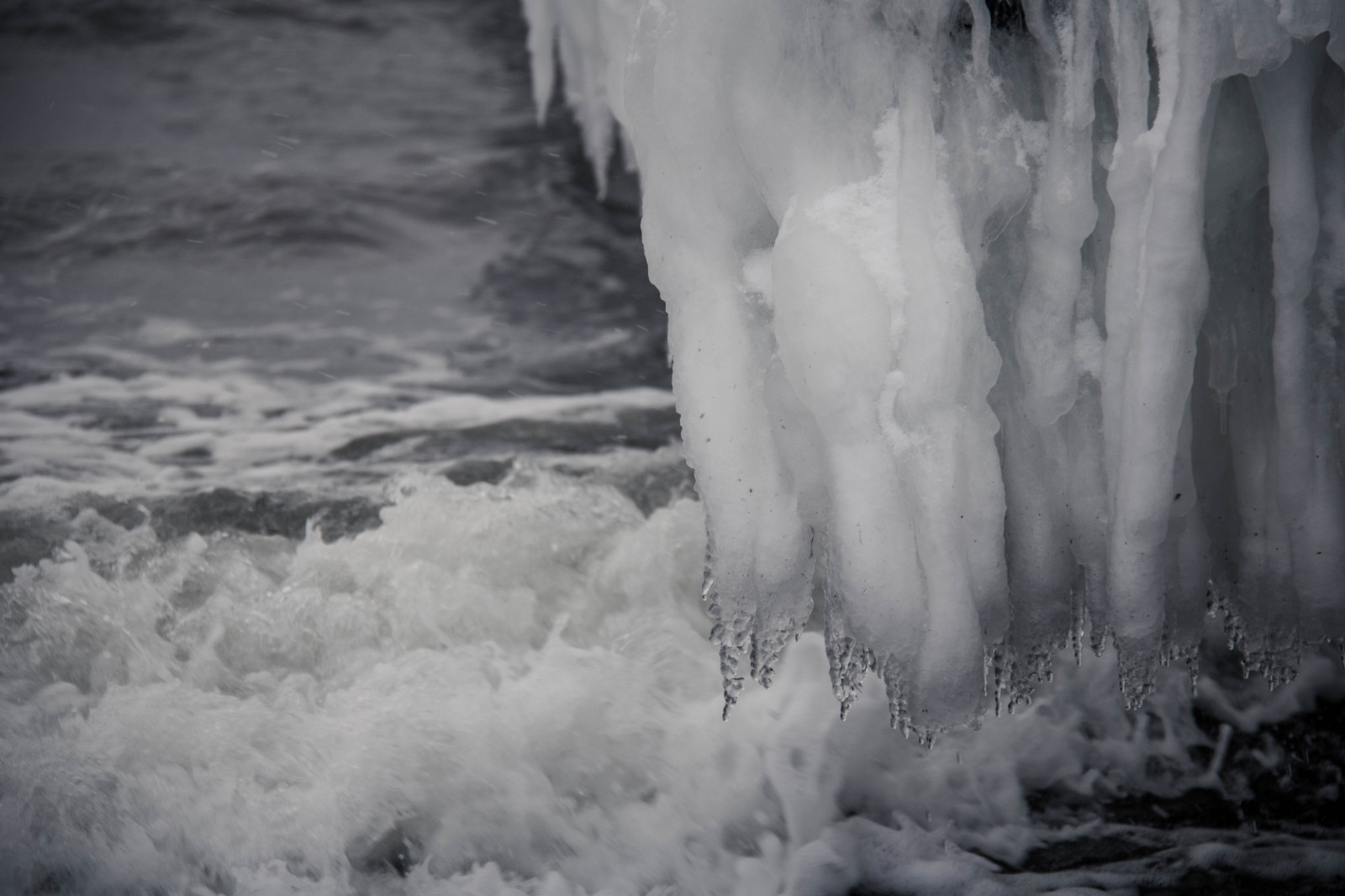 cascata, monocromo, mare, acqua, la neve, inverno, ghiaccio, Congelamento, tempo metereologico, è, oceano, onda, SN, vatten, Vinter, HAV, Smygehamn, Rapido, fenomeno atmosferico, bianco e nero, fotografia in bianco e nero, corpo d'acqua, fenomeno geologico, vento onda, giochi d'acqua