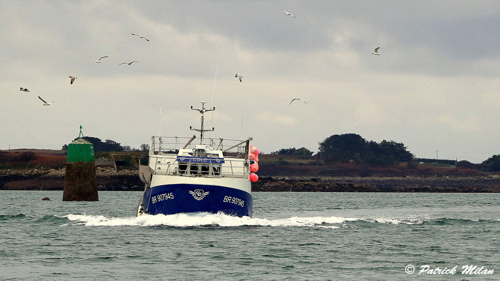 loď, loď, moře, voda, nebe, luk, Ryba, pobřeží, vrtule, zvonek, kompas, rybolov, plachtění, trajekt, Hublot, saariysqualitypictures, oceán, vlna, přístav, přístav, prsten, plavidlo, lano, kanál, nábřeží, quai, bóje, bateau, plachetnice, Plouguin, Ploudalmezeau, Portsall, Kersaint, Landunvez, Landeda, Lannilis, treglonou, saintpabu, Pabu, abers, Brittany, bretagne, BZH, saintrenan, Renan, Lanildut, aberwrach, Lampaul, Plouarzel, Breles, prasknutí, Iroise, mořská vlna, rybářské plavidlo, remorkér, trup, motorová loď, optimistický, háček, Finistere, lanoví, kladka, Safran, helice, bou e, kruhové okno, peche, kormidlo, aussi re, accastillage, flotteur, zápas, taquet, závora, poulie, Ra, palan, zvonovitý klobouk, silné lano, gouvernail, MOUSQUETON, manille, spoutat, Anneau, rybářský trauler, water transportation, coastal and oceanic landforms