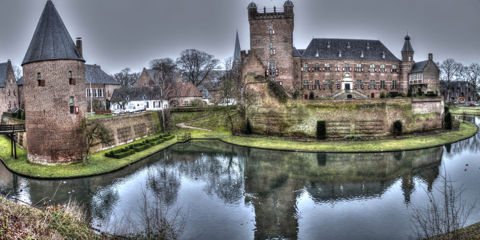 odraz, vodní, voda, vodní hrad, zámek, hrad, hradní příkop, strom, budova, středověká architektura, nebe, national trust for places of historic interest or natural beauty, vodní tok, kanál, vznešený domov, banka, majetek, tráva, řeka, vesnice