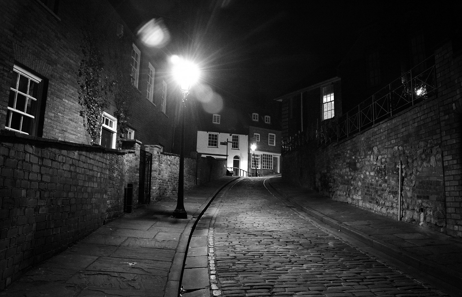 pouliční osvětlení, bílý, Černá, černobílý, ulice, noc, kopec, městský, silnice, fotografování, Anglie, římský, britský, cesta, příkrý, cesta, Spojené království, infrastruktura, světlo, Černý a bílý, alej, osvětlení, tvar, Lincoln, tma, greatbritain, Angličtina, Spojené království, lincolnshire, gb, Británie, pruh, urban area, Černý a bílý, monochromatické fotografování, Film noir, pěšina, publicfootpath, stezka pro koně, eastmidlands, Midlands, cobbledstreet, prudký kopec, bowerhill, erminestreet, britainsbestplace, academyofurbanism, itervioftheantonineitinerary, iterbritanniarum, bowyershill, bowershill, footofthehill, thepoultry, poltherhill, pultry, danesgate, welllane, wordsworthstreet, greatstreetaward, bowyerhill, brownsgrove, dansegate, danissegate, daynesgate, danesstreet, starchlane, butteringlane, chantaldenbylane, lightingandpavingcommissioners, scolegate