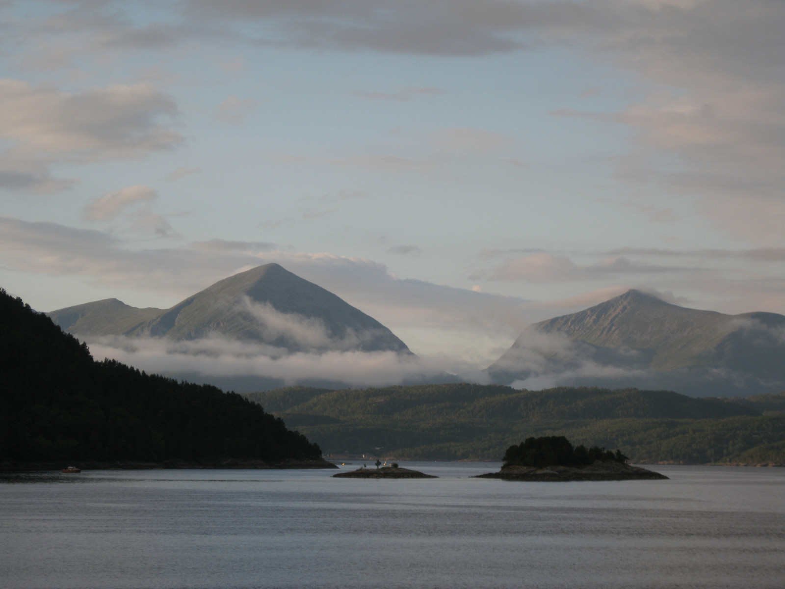 krajina, západ slunce, moře, záliv, kopec, jezero, voda, Příroda, pobřeží, odraz, nebe, sníh, svítání, Norsko, ráno, mlha, pobřeží, řeka, Šedá, Kánon, ostrov, letní, fjord, Evropa, soumrak, soubor, Skandinávie, vue, 2012, mrak, mlha, cestovat, den, hora, Pohled, svítání, fotografie, srpen, přímořská krajina, upláchnout, nádrž, vysočina, jezero, atmosférický jev, horských reliéf, landform, pohoří, klesl, mořský břeh, skandinávský, northcountry, norštiny