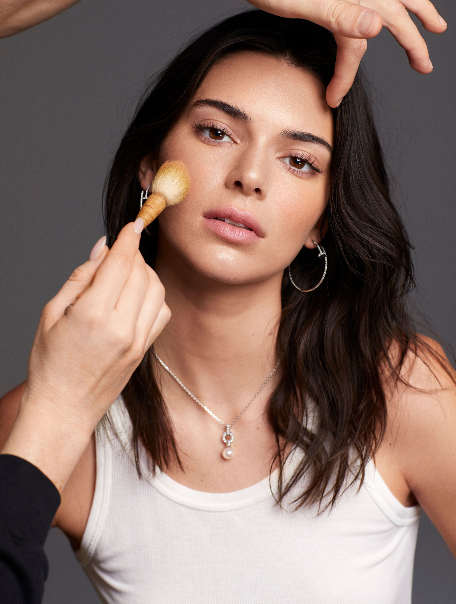 켄달 제너, 여자들, 모델, 갈색 머리의, 긴 머리, 간단한 배경, 구성하다, 얼굴, 갈색 눈, 탱크 탑