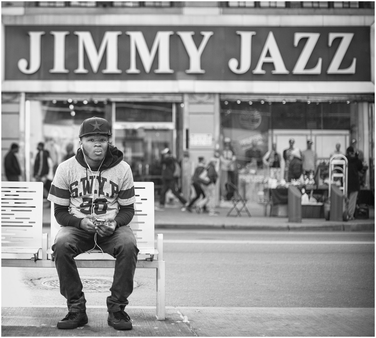 bianca, nero, monocromo, ritratto, strada, auto, veicolo, strada, fotografia, Nikon, Jazz, Stati Uniti d'America, emozione, noir, menzogna, infrastruttura, 50 millimetri, bw, uomo, New York, vista stradale, gara, stile, harlem, nyc, pubblicità, streetphotography, ruta, blanc, maschio, nb, solitudine, istantanea, D700, ricreazione, bianco e nero, fotografia in bianco e nero, piede di porco, Peple, 125, human behavior