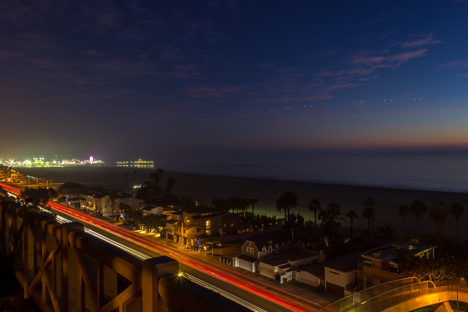 solnedgang, hav, by, bybilledet, nat, natur, rød, himmel, vinter, fotografering, lilla, silhuet, skyer, strand, skyline, gul, blå, aften, morgen, Canon, orange, Californien, horisont, atmosfære, skumring, metropol, Tusmørke, januar, Surf, lys, farve, Sky, skygger, farver, flickr, daggry, Foto, ocean, belysning, pwpartlycloudy, Santamonica, billede, NGC, abigfave, SOE, losangeles, southerncalifornia, geodata, byområde, hovedstadsområde, krop af vand, meteorologisk fænomen, contrail