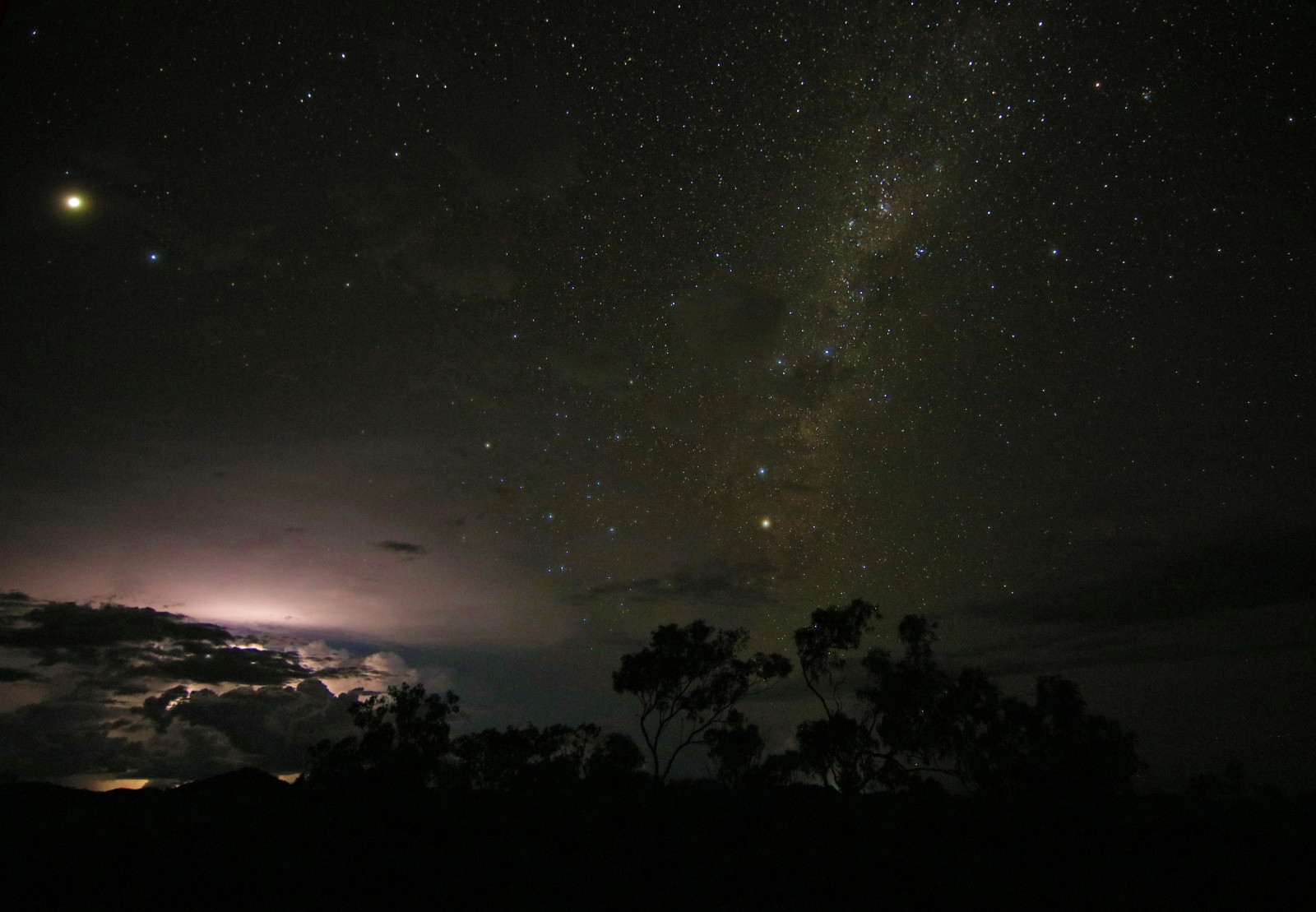 แนวนอน, กลางคืน, กาแลคซี, ธรรมชาติ, พื้นที่, ท้องฟ้า, ฟ้าผ่า, พายุ, ตอนเย็น, ทางช้างเผือก, ขอบฟ้า, บรรยากาศ, ดาวพฤหัสบดี, วิทยาศาสตร์, จักรวาล, ดาราศาสตร์, ออสเตรเลีย, เที่ยงคืน, ควีนส์แลนด์, 2017, ต้นไม้, รุ่งอรุณ, รูปภาพ, พายุฝนฟ้าคะนอง, ดาว, รูปถ่าย, พายุ, ทางช้างเผือก, ความมืด, ชนบทห่างไกล, ภาพ, วอลล์เปเปอร์คอมพิวเตอร์, บรรยากาศของโลก, นอกโลก, วัตถุดาราศาสตร์, ปรากฏการณ์ทางอุตุนิยมวิทยา, เหตุการณ์ท้องฟ้า, ปรากฏการณ์, nightscapes, canon5dsr, farnorthqueensland, josephbrimacombe, severeweather, สุดขั้ว, Chillagoe, savannahskiesobservatory, coalsack, southcross, twopointers, สะวันนา, southcelestialpole, 14mmdigitalcinemalens, etacarinanebula
