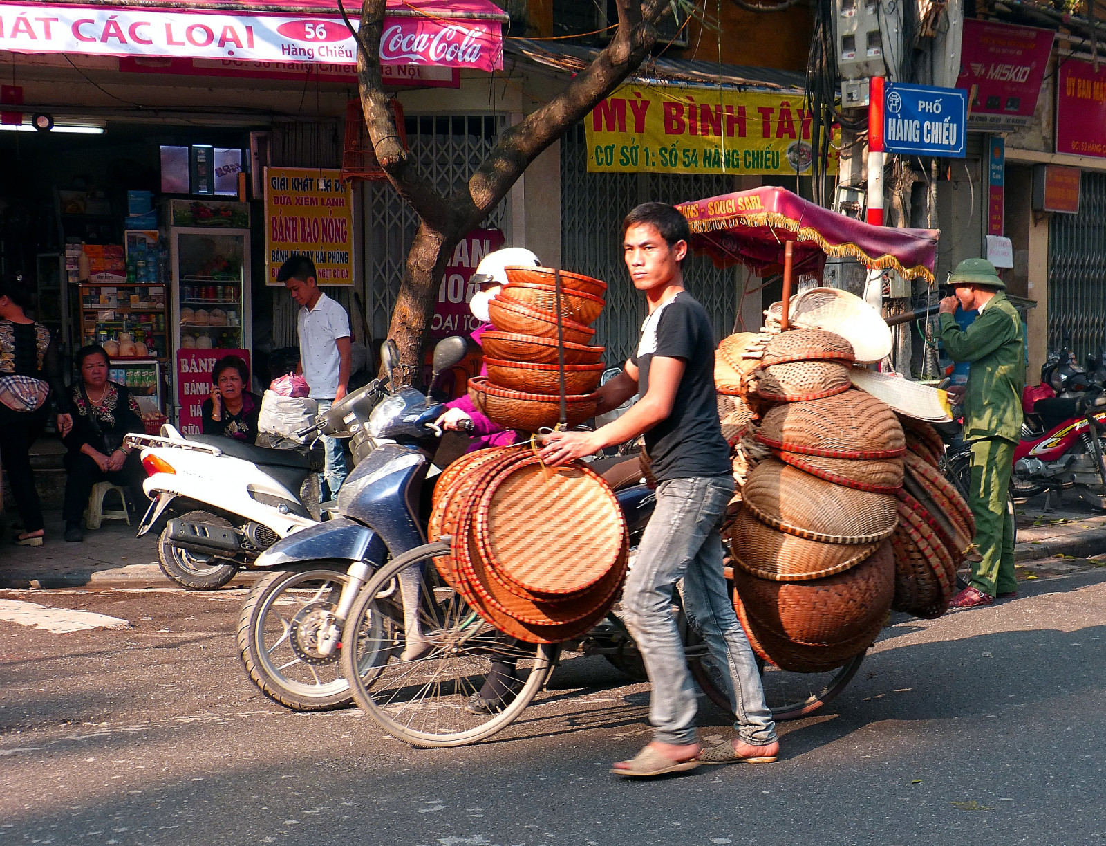 strada, auto, bicicletta, motociclo, veicolo, strada, cesti, in piedi, vita, Vietnam, Hanoi, mercato, uomo, lumix, Candido, mercato, venditore, bazar, ricreazione, veicoli terrestri, modalità di trasporto, spazio pubblico, spingendo
