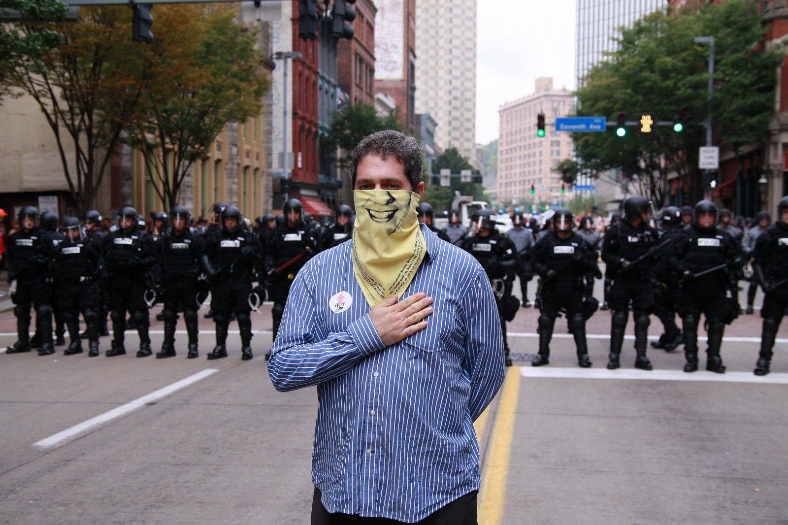 Pittsburgh, G20, topmøde, protest, optøjer, gear, tiber, Gratis, Canon, dan, landoni, danlandoni, Sewickley, pa, bandana, vævet, skjorte, politi, Batton, gul, blå, downtown, gade, væg, policewall, riotgear, uropoliti