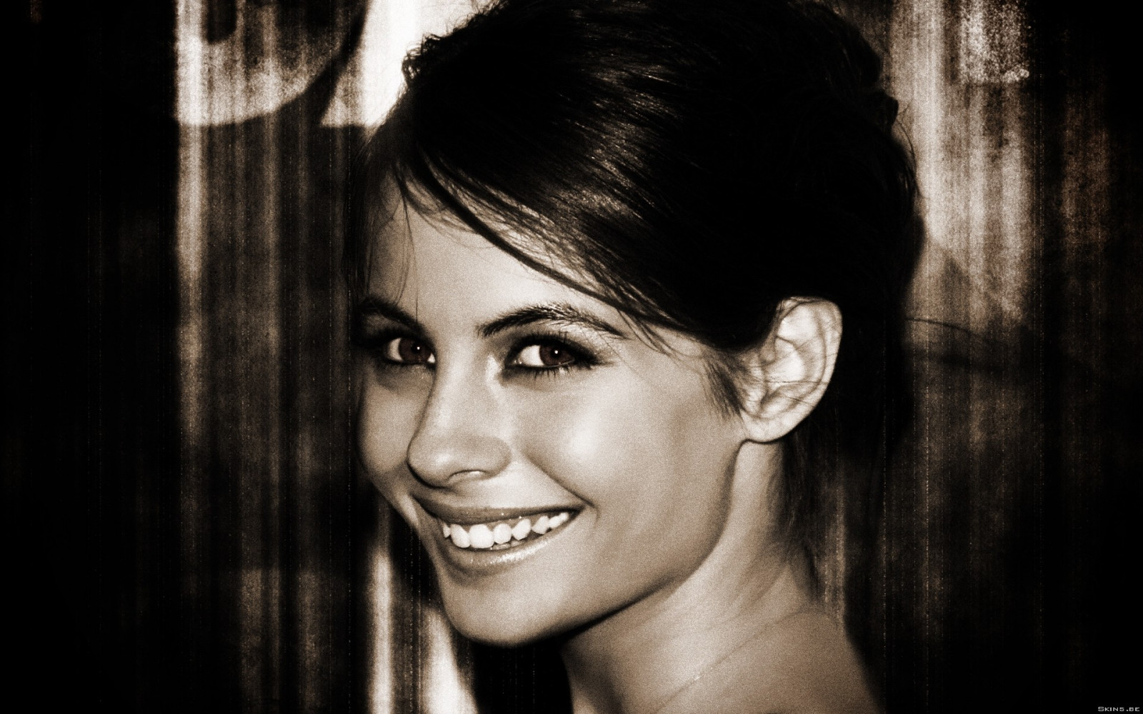 tvář, Černá, ženy, černobílý, model, portrét, fotografování, detailní, usmívající se, sépie, vlasy, emoce, Osoba, hlava, Willa Holland, dívka, krása, usměj se, oko, žena, dáma, fotografie, tma, účes, Černý a bílý, monochromatické fotografování, portrétní fotografie, focení, hnědé vlasy, mimika