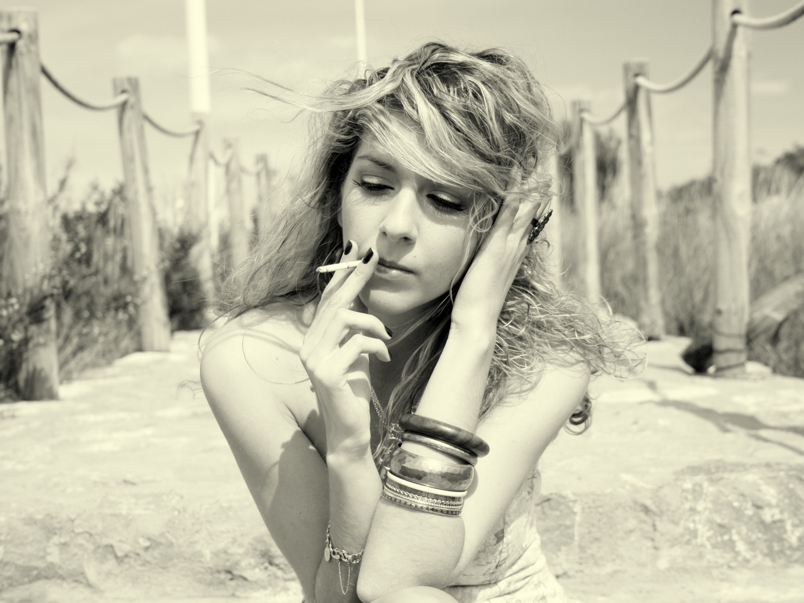 černobílý, model, portrét, dlouhé vlasy, fotografování, kouř, černé vlasy, rty, móda, půvab, supermodelka, dívka, krása, usměj se, dáma, sexy, styl, fotografie, kudrnatý, výrazů, přitažlivý, supershot, Černý a bílý, monochromatické fotografování, portrétní fotografie, focení, hnědé vlasy, člověk barva vlasů