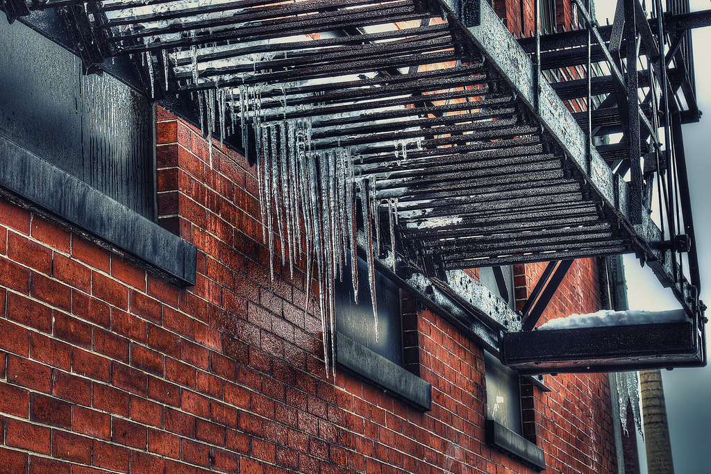 vindue, arkitektur, bygning, rød, sne, vinter, væg, træ, skyskraber, blå, is, brand, istap, Mursten, flugt, KUNST, farve, udendørs, uden for, jern, materiale, facade, industri, byområde