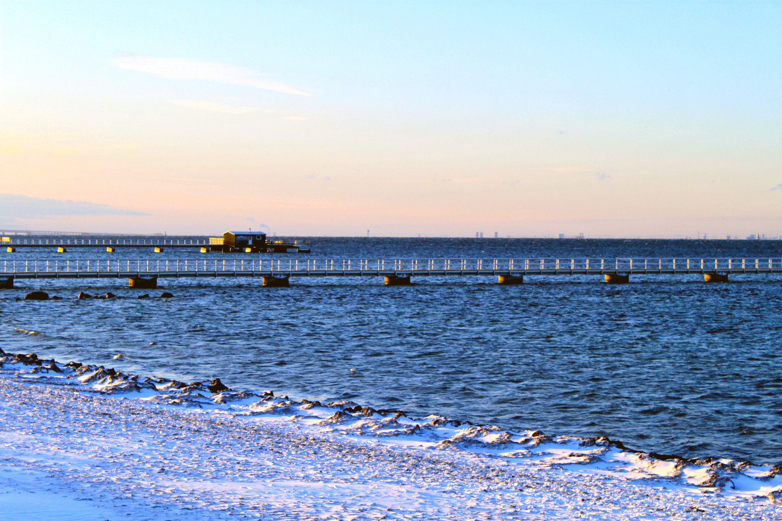 lidé, západ slunce, moře, záliv, voda, pobřeží, nebe, sníh, zima, pláž, večer, ráno, pobřeží, most, horizont, molo, soumrak, dovolená, světlo, oceán, vlna, brygga3, Malmo, brygga2, lodičky, tělo z vody