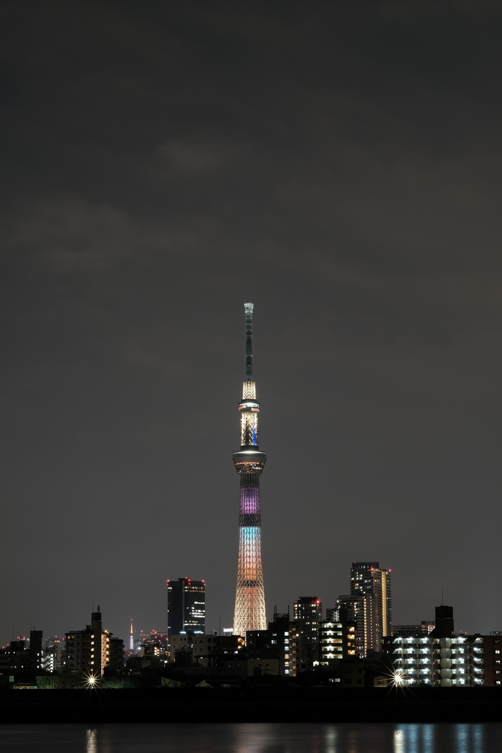 Giappone, città, paesaggio urbano, notte, architettura, riflessione, orizzonte, grattacielo, sera, Torre, orizzonte, crepuscolo, Tokyo, Fujifilm, Jp, Skytree, illuminato, illuminazione, fuji, oscurità, Fujinon, punto di riferimento, Tokyo Sky Tree, Yotsugi, xf56mmf12r, xf56mm, xt1, lovelychocolat, atmosfera della terra, insediamento umano, caratteristica geografica