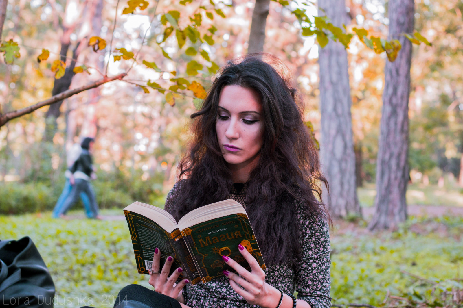 strom, dřevina, rostlina, dívka, krása, dáma, list, sedící, podzim, fotografování, tráva, květ, černé vlasy, dlouhé vlasy, usměj se, zima, jaro, zábava, portrétní fotografie