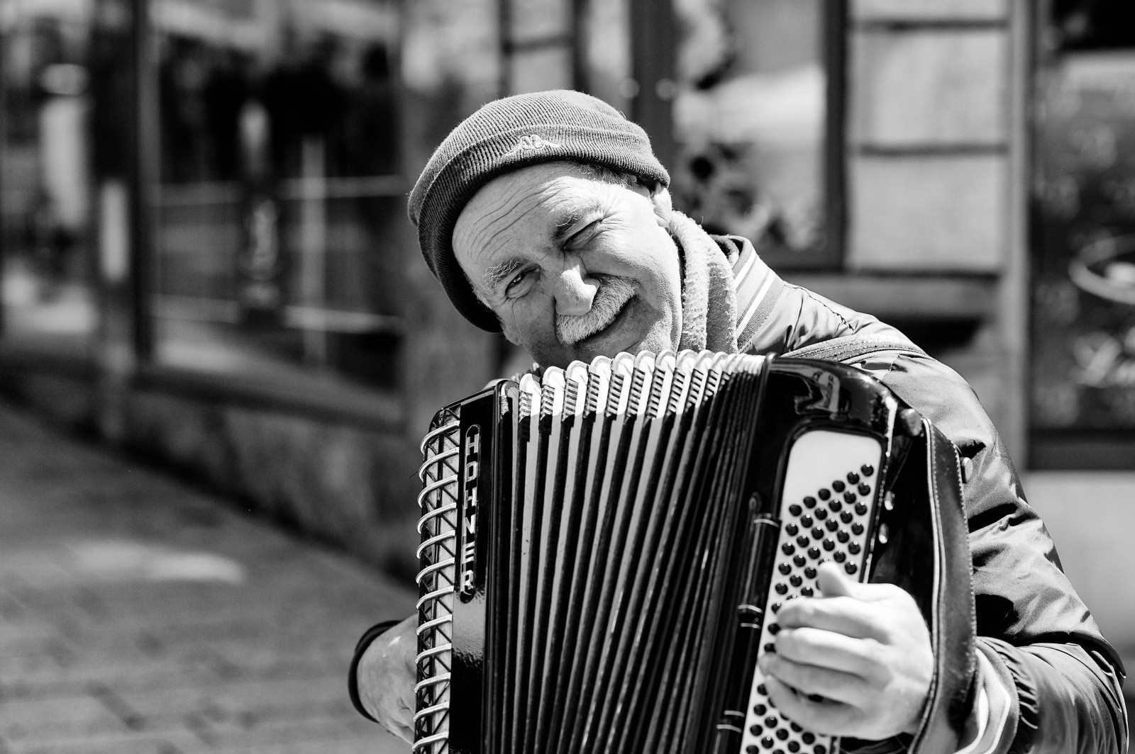 Wallpaper accordionist, photograph, free reed aerophone, black and white, diatonic button