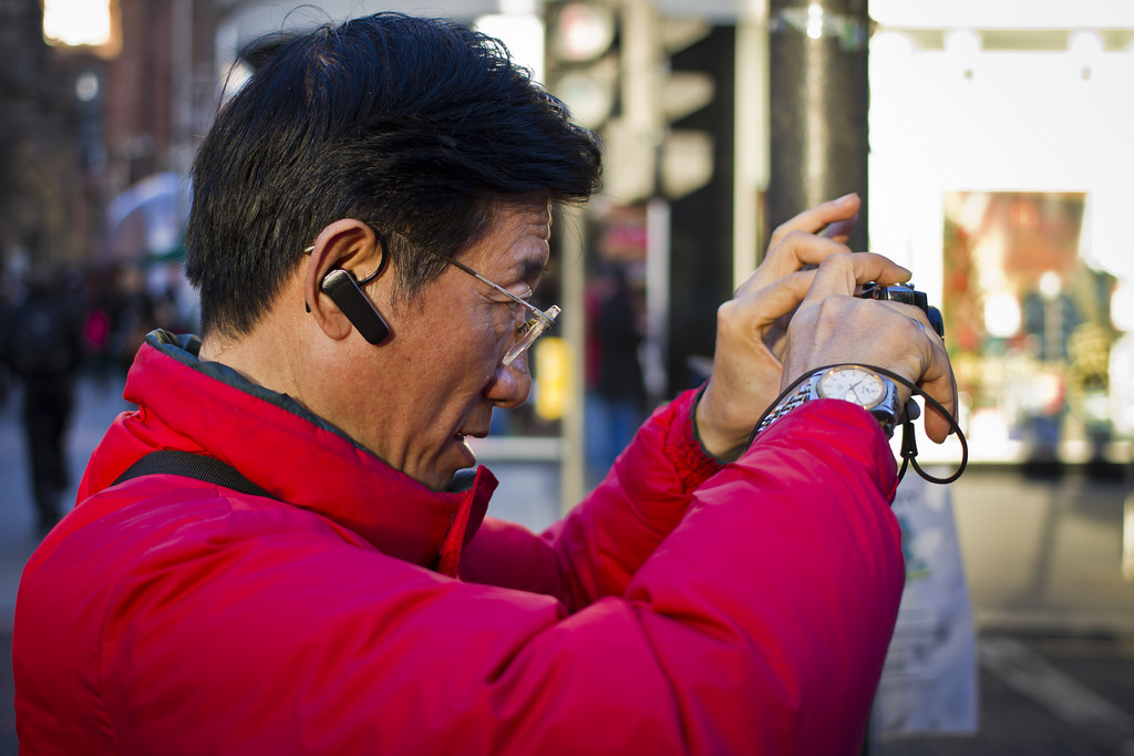 tvář, chrám, kontrast, barvitý, lidé, portrét, město, ulice, brýle, městský, Červené, stín, fotografování, Skotsko, profil, detailní, Tón, Kánon, fotograf, textura, technika, život, bokeh, jasný, Spojené království, clona, Glasgow, Soustředit se, světlo, barva, scéna, stíny, venkovní, dívka, přírodní, muž, osvětlení, barva, zábava, hloubka, odstín, barvitý, člověk, detail, živobytí, bokehlicious, turista, streetphotography, lidstvo, výraz, portrétování, upřímný, mužský, 7d, candidstreetphotography, gesto, obličejový, 40mm