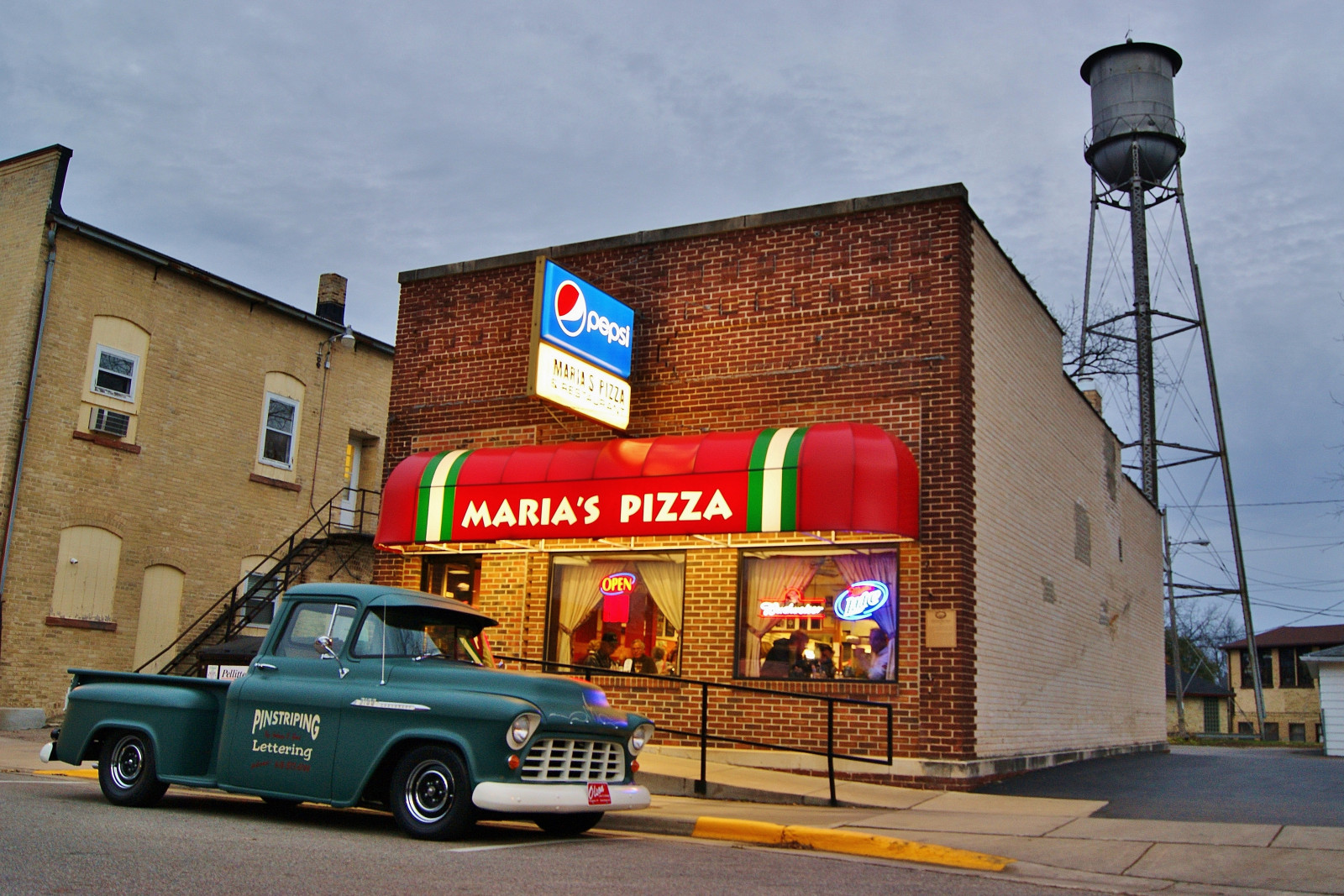 Stadt, Straße, Auto, Gebäude, Fahrzeug, Pizza, Sony, Oregon, Pepsi, Wisconsin, Chevrolet, LKW, Chevy, abholen, Innenstadt, Wasserturm, Werbung, A290, klassisch, Fassade, Familienwagen, Kompaktwagen, Kraftfahrzeug, Beschilderung, Kleinwagen, Wi, C10, Marias