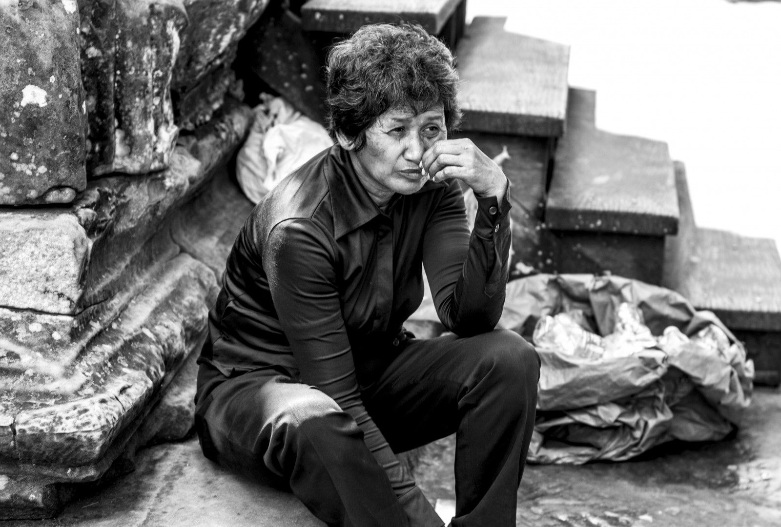 chrám, lidé, Černá, černobílý, model, portrét, Asie, sedící, fotografování, ovoce, zelená, černé vlasy, Kambodža, král, opice, mniši, Osoba, hrobka, Angkor, strom, cestovat, flickr, bratr, divoký, hodiny, lodě, člověk, fotografie, turista, místní, kostým, natgeo, dámy, flickraward, batoh, khmer, pozadí, Siemreap, wat, Angkor Vat, cena, vydržet, flickrphoto, Černý a bílý, monochromatické fotografování, portrétní fotografie, Tomb Raider, hádanka, Bayon, nájezdník, Thom, Prohlídky, Apsara, Koulen